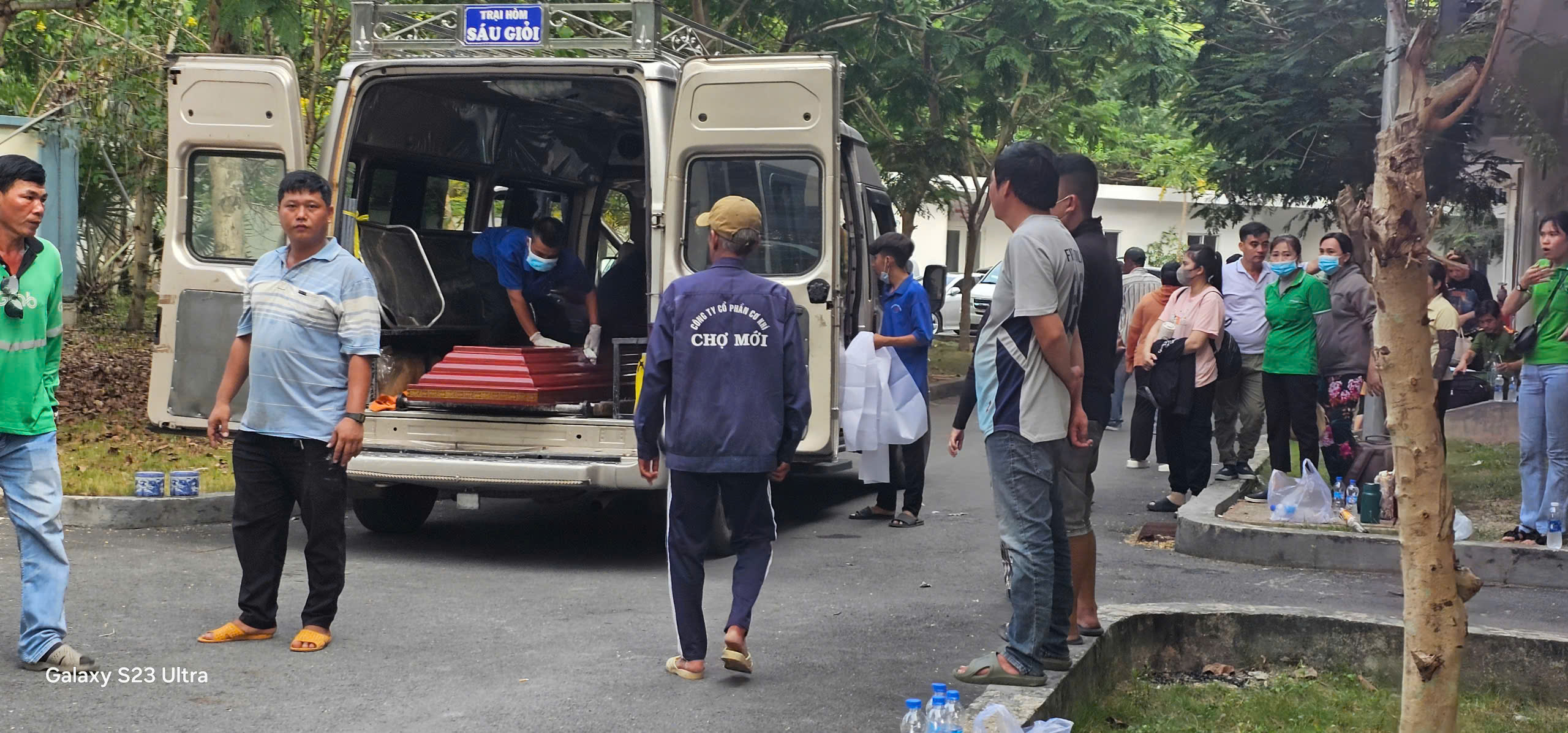 Vụ sập nh&agrave; xưởng khiến 3 người tử vong: Ph&oacute; Chủ tịch tỉnh B&igrave;nh Dương đến hiện trường- Ảnh 2.