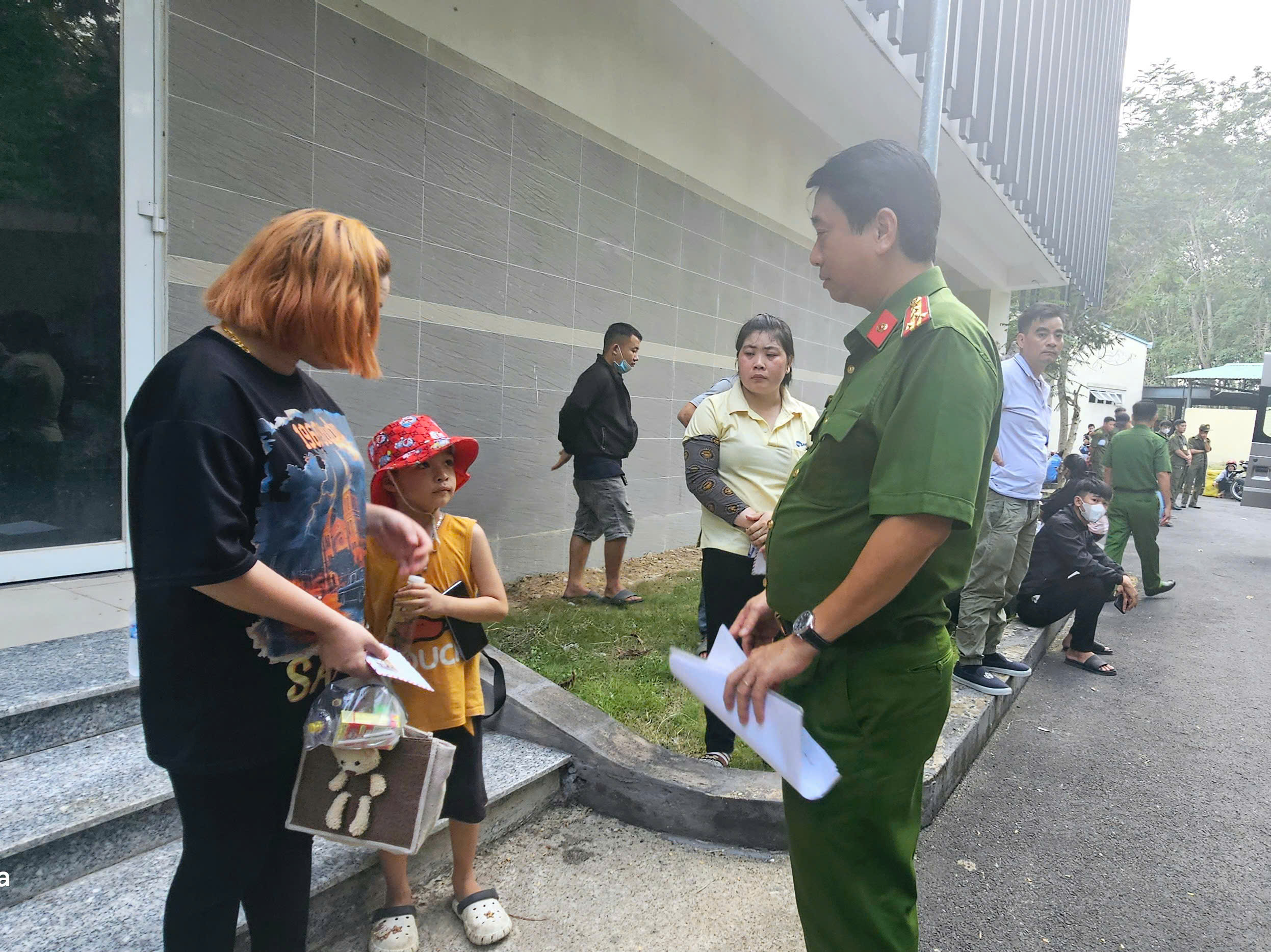 Vụ sập nh&agrave; xưởng khiến 3 người tử vong: Ph&oacute; Chủ tịch tỉnh B&igrave;nh Dương đến hiện trường- Ảnh 6.