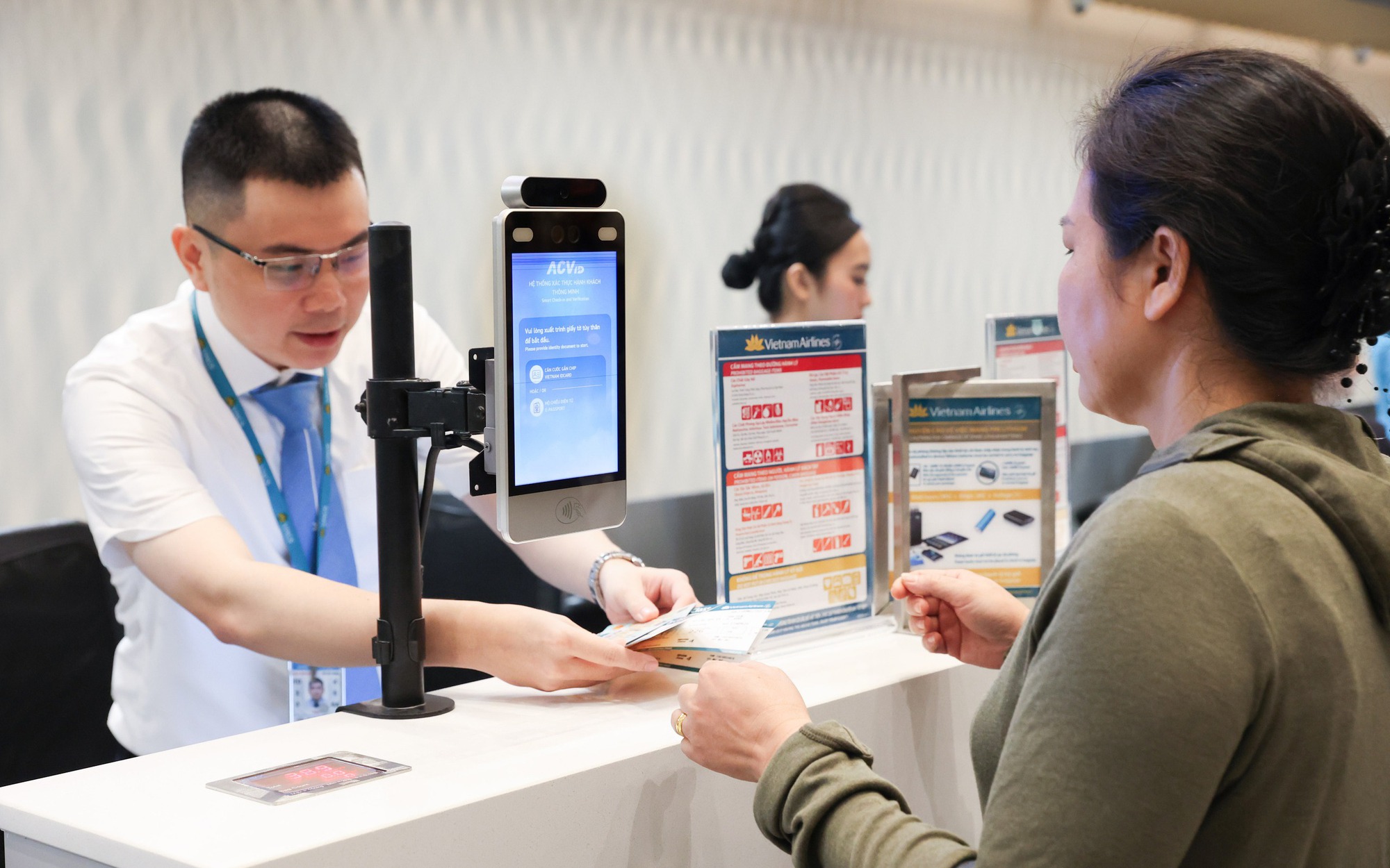 Hành khách bay Hà Nội làm thủ tục tại nhà ga T3 Tân Sơn Nhất