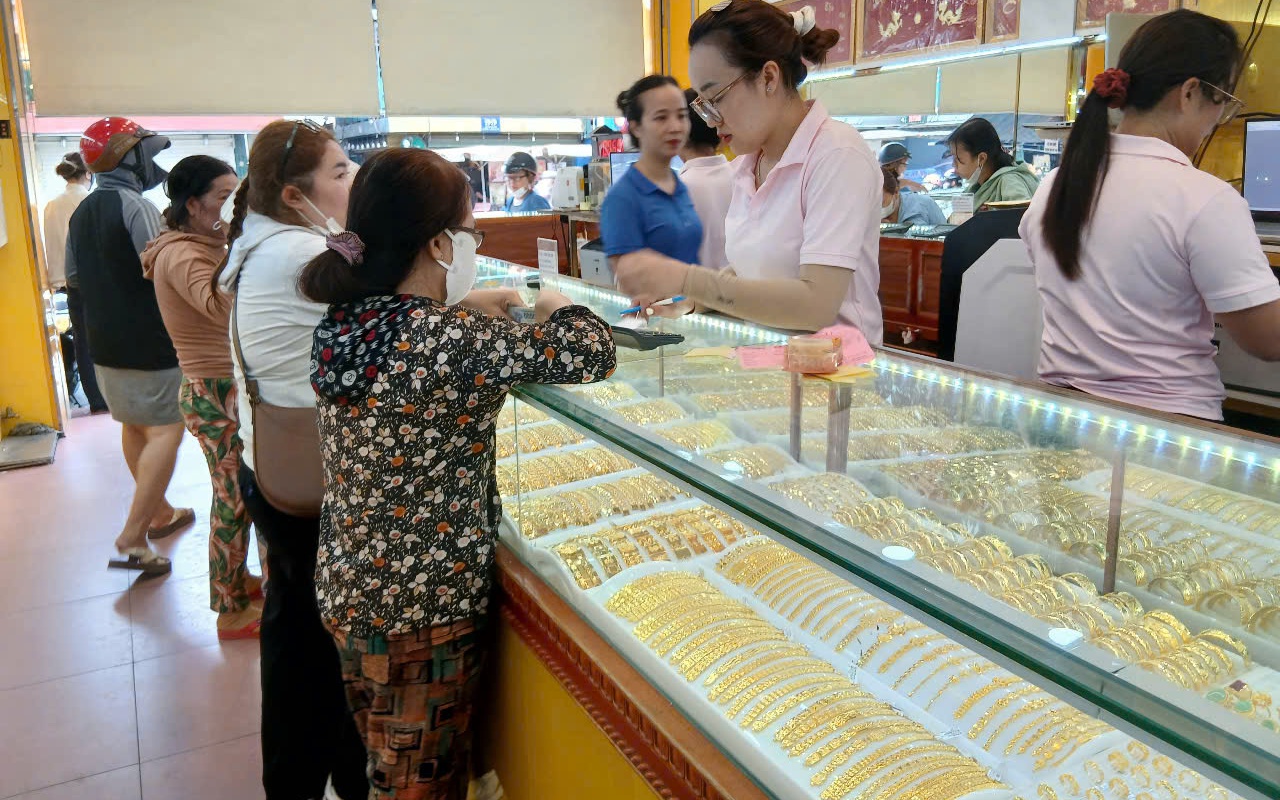 Giá vàng lên 120 triệu đồng/lượng, người mua bắt đầu e dè