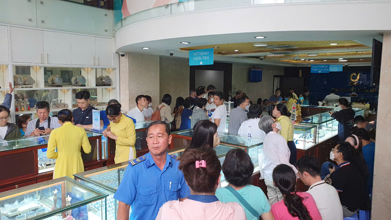 Tối 18-4, gi&aacute; v&agrave;ng giảm sốc sau chỉ đạo n&oacute;ng của Ph&oacute; Thủ tướng- Ảnh 1.