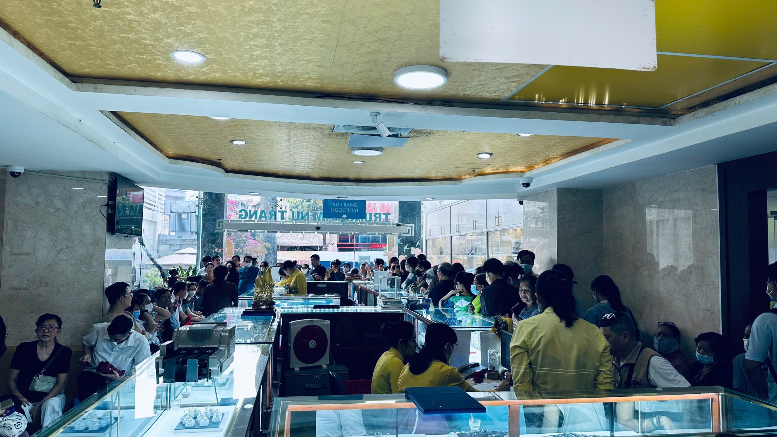 Tối 17-4, gi&aacute; v&agrave;ng bất ngờ sụt giảm- Ảnh 2.