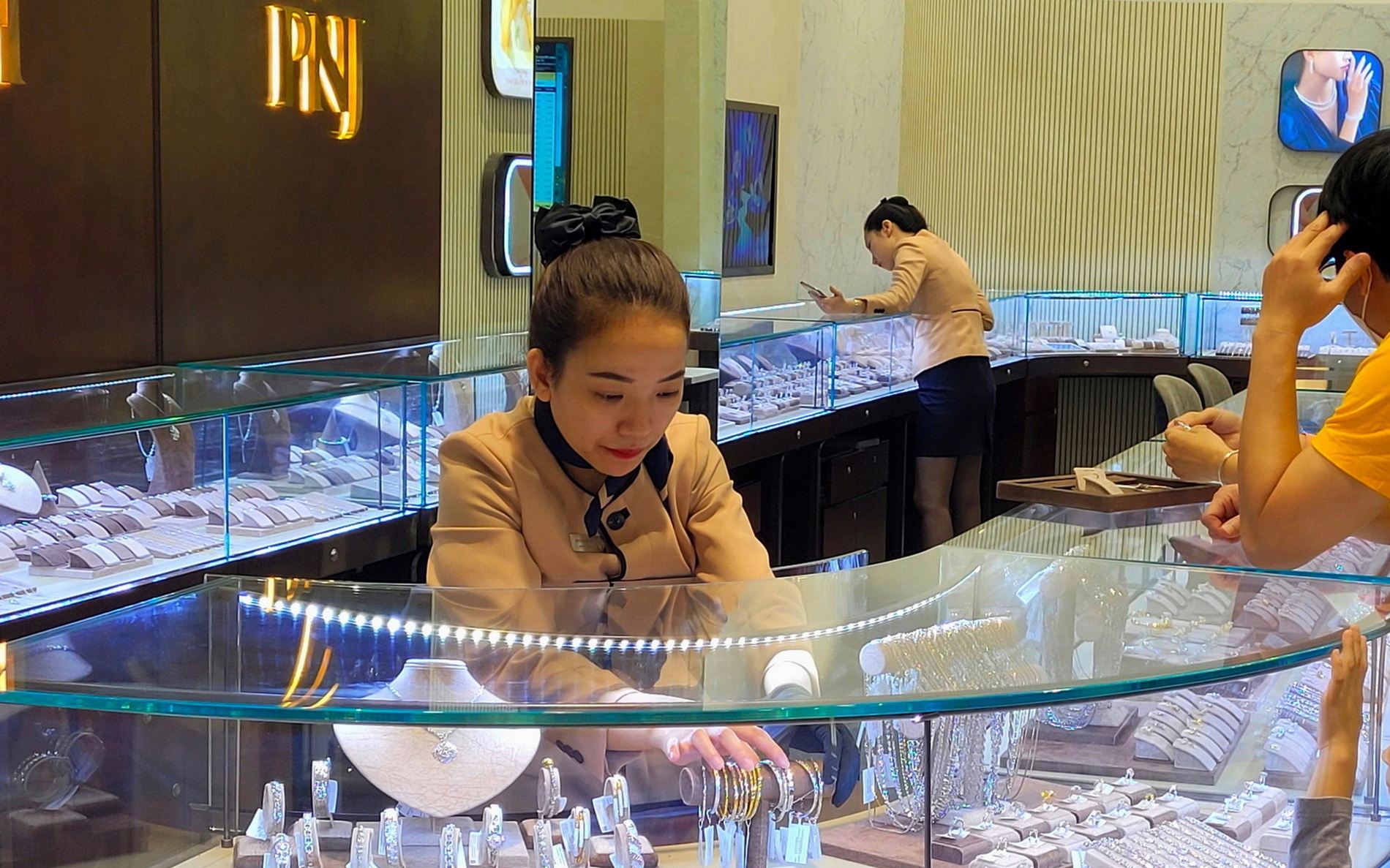 Gi&aacute; v&agrave;ng h&ocirc;m nay 18-4: Đảo chiều sụt giảm