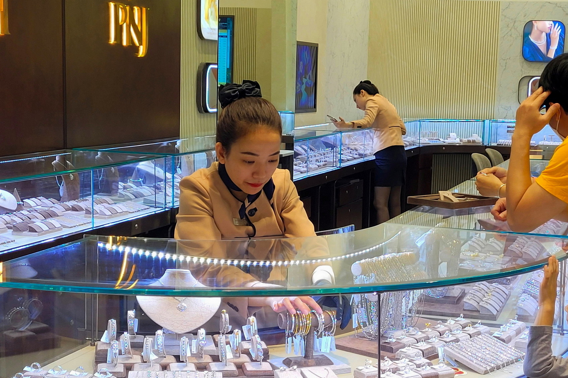 Giá vàng hôm nay 18-4: Đảo chiều sụt giảm- Ảnh 1.