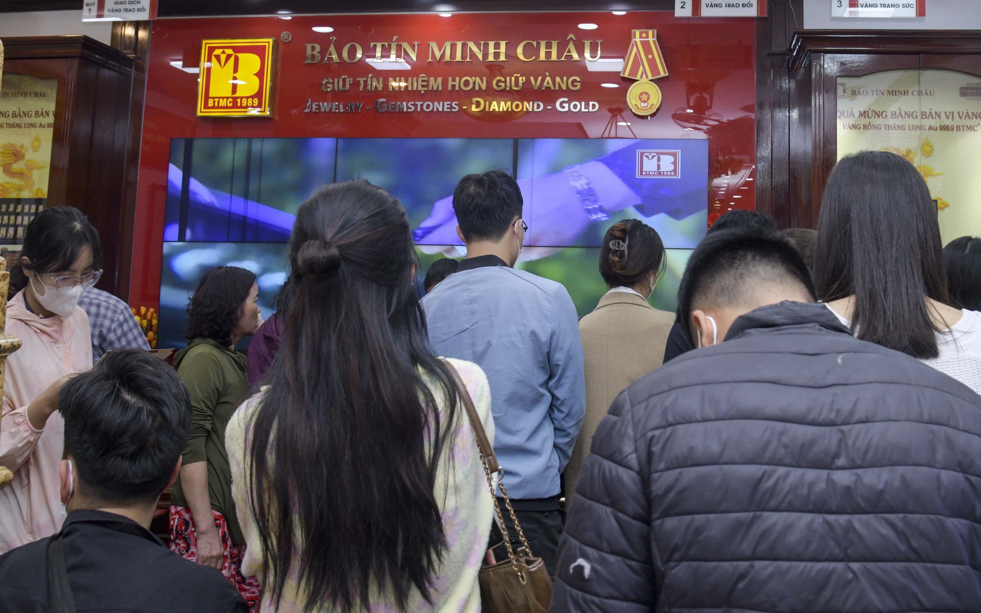 Giá vàng lập đỉnh 118 triệu đồng/lượng, người dân vẫn đi mua tích trữ