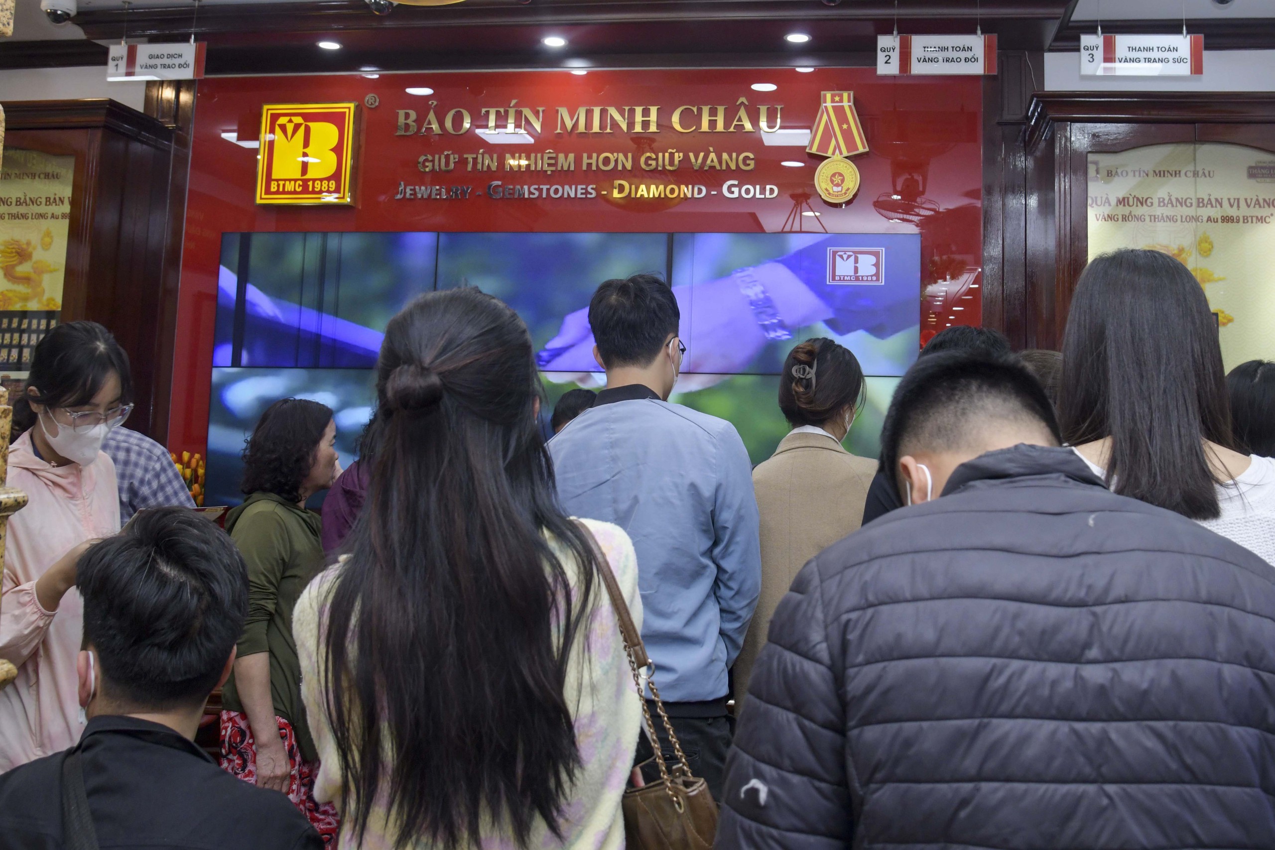 Gi&aacute; v&agrave;ng lập đỉnh 118 triệu đồng/lượng, người d&acirc;n vẫn đi mua t&iacute;ch trữ- Ảnh 4.