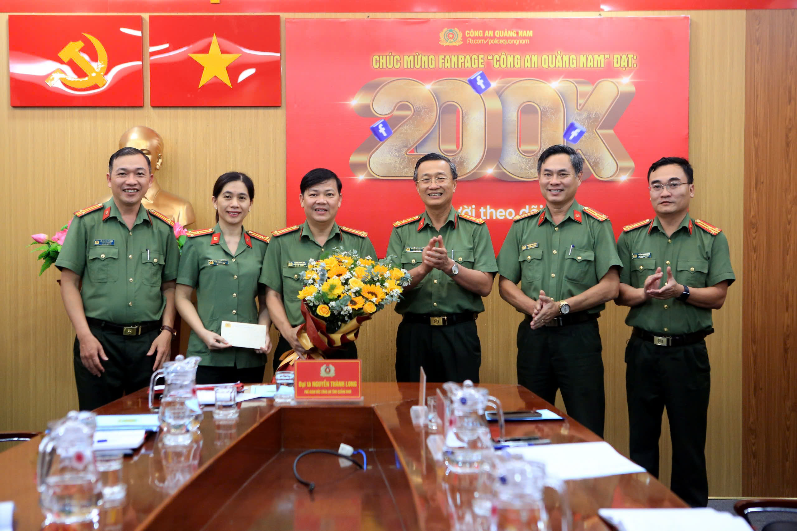 L&atilde;nh đạo C&ocirc;ng an Quảng Nam ch&uacute;c mừng fanpage vượt 200.000 lượt theo d&otilde;i- Ảnh 1.