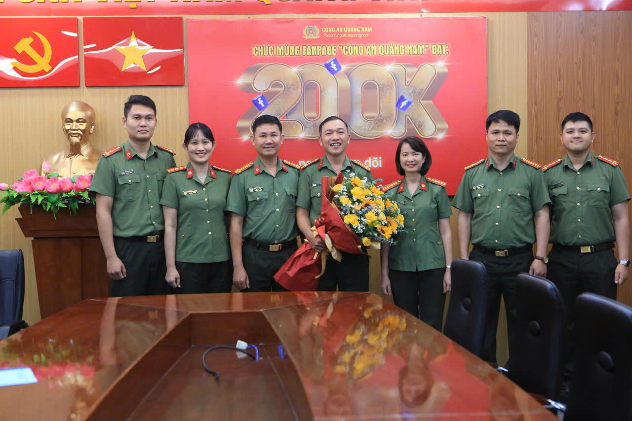 L&atilde;nh đạo C&ocirc;ng an Quảng Nam ch&uacute;c mừng fanpage vượt 200.000 lượt theo d&otilde;i- Ảnh 2.