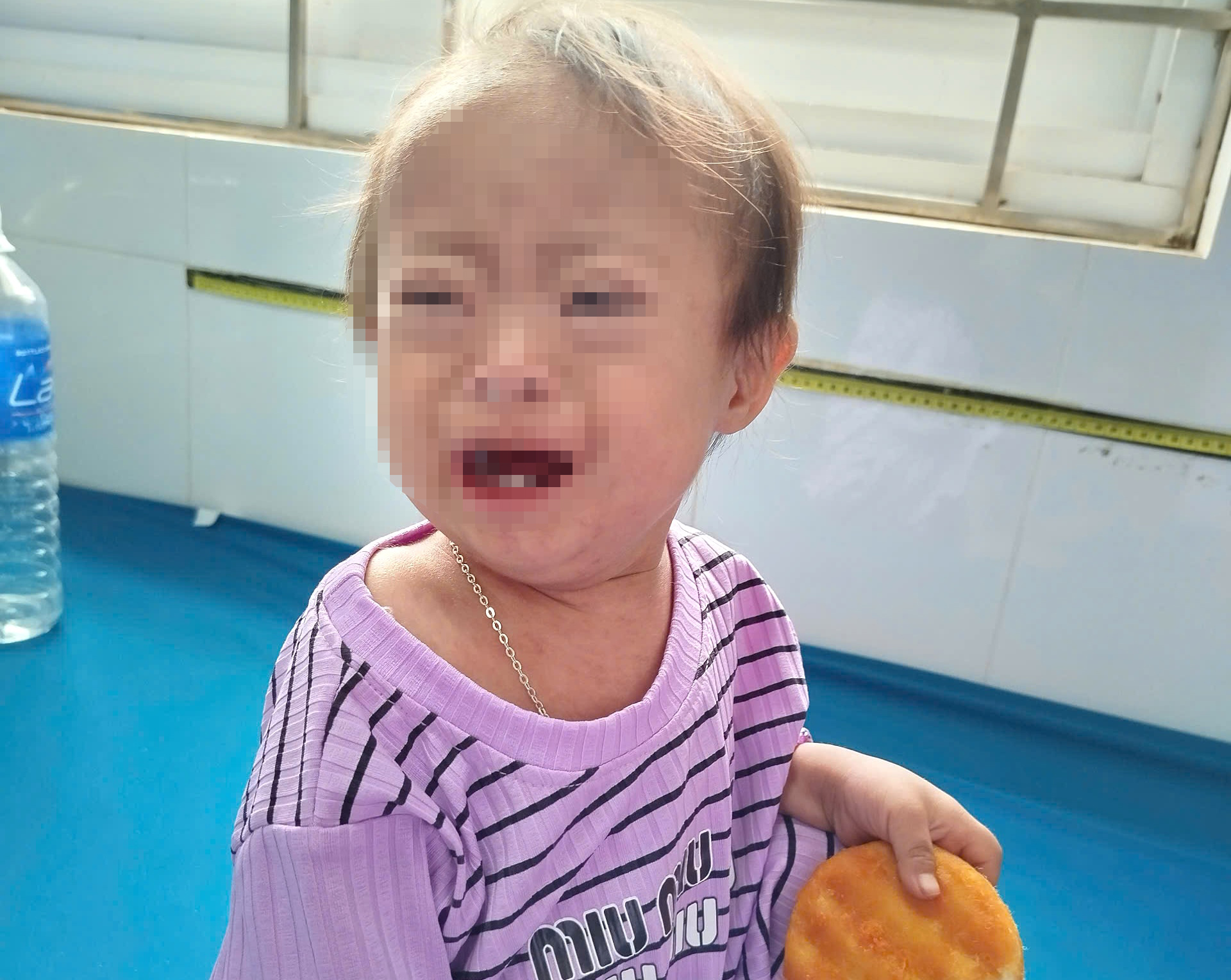 B&eacute; g&aacute;i bị bỏ rơi k&egrave;m lời nhắn "ch&aacute;u khổ qu&aacute; n&ecirc;n đ&agrave;nh l&agrave;m vậy"
- Ảnh 1.