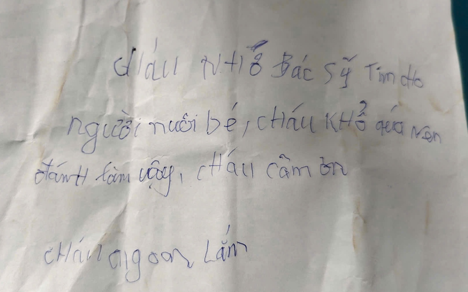 Bé gái bị bỏ rơi kèm lời nhắn "cháu khổ quá nên đành làm vậy"
