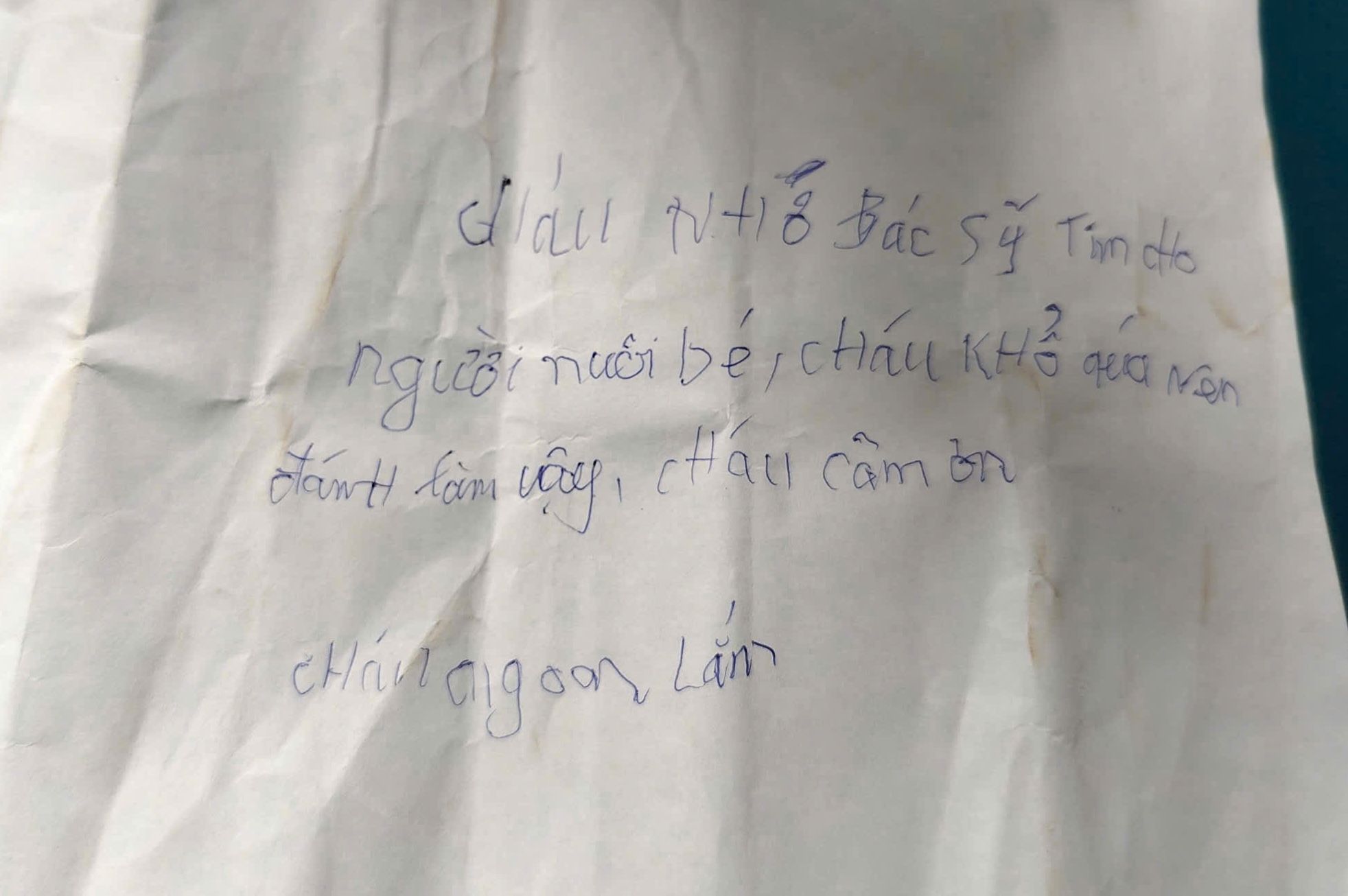 B&eacute; g&aacute;i bị bỏ rơi k&egrave;m lời nhắn "ch&aacute;u khổ qu&aacute; n&ecirc;n đ&agrave;nh l&agrave;m vậy"
- Ảnh 3.