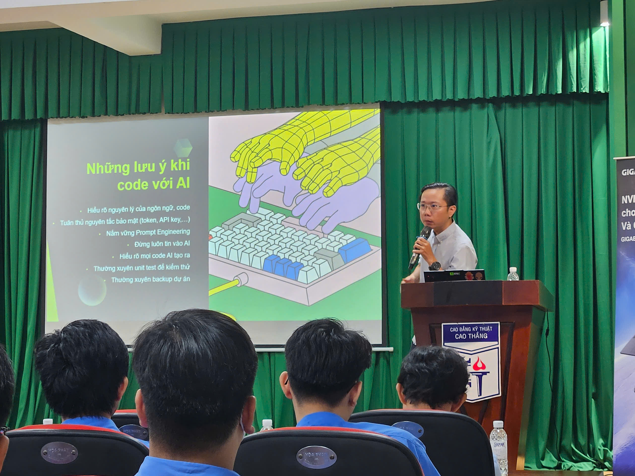 Sinh viên công nghệ thông tin "lập trình" tư duy để làm chủ AI- Ảnh 2.