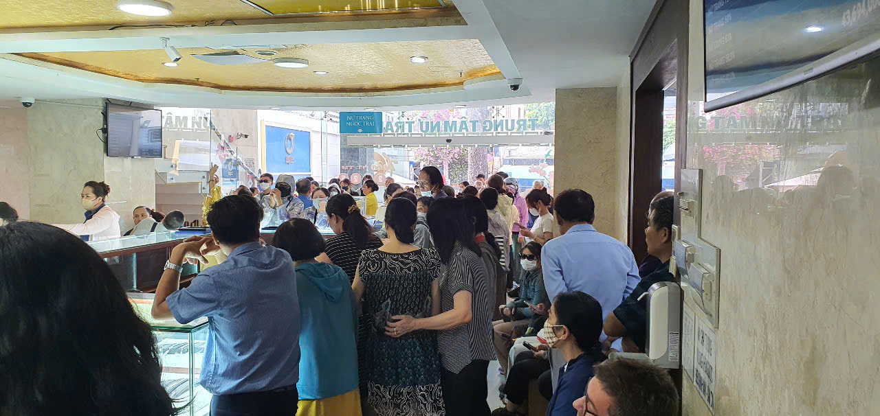 Tối 17-4, gi&aacute; v&agrave;ng bất ngờ sụt giảm- Ảnh 1.