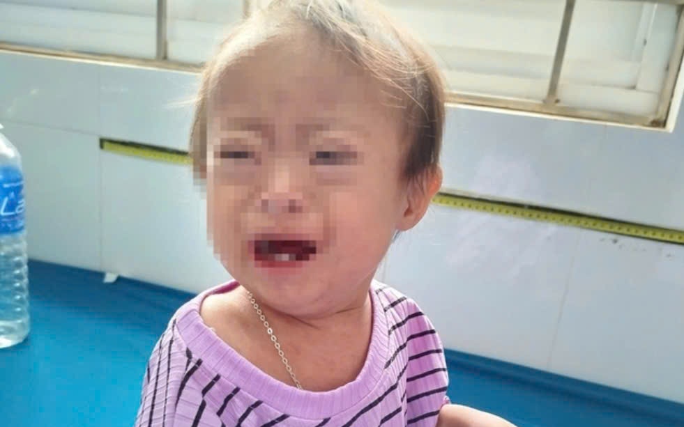 Bé gái bị bỏ rơi kèm lời nhắn "cháu khổ quá" đã được mẹ nhận lại