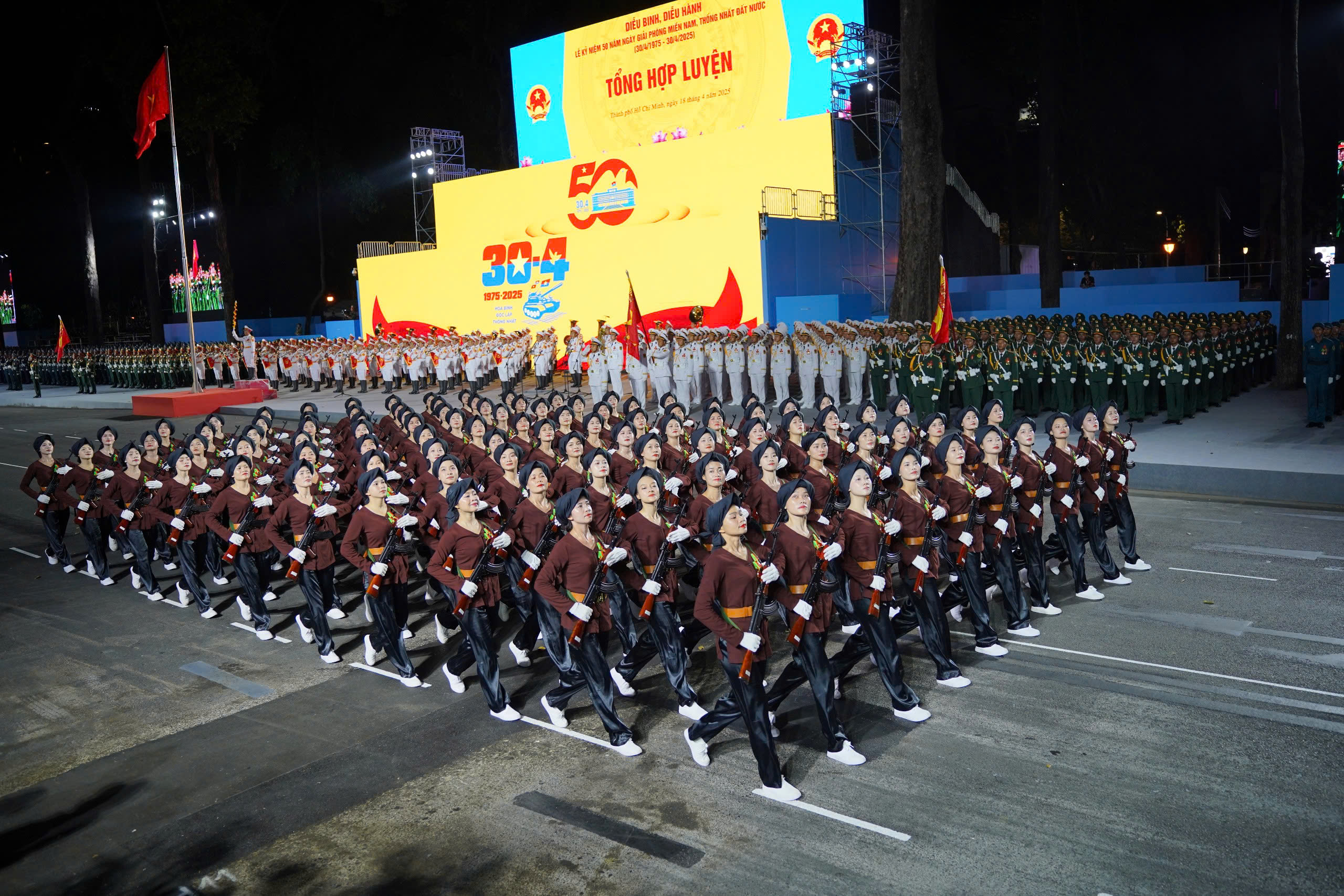 Th&ocirc;ng điệp h&agrave;o h&ugrave;ng được gửi đi từ mỗi khối diễu binh, diễu h&agrave;nh- Ảnh 21.
