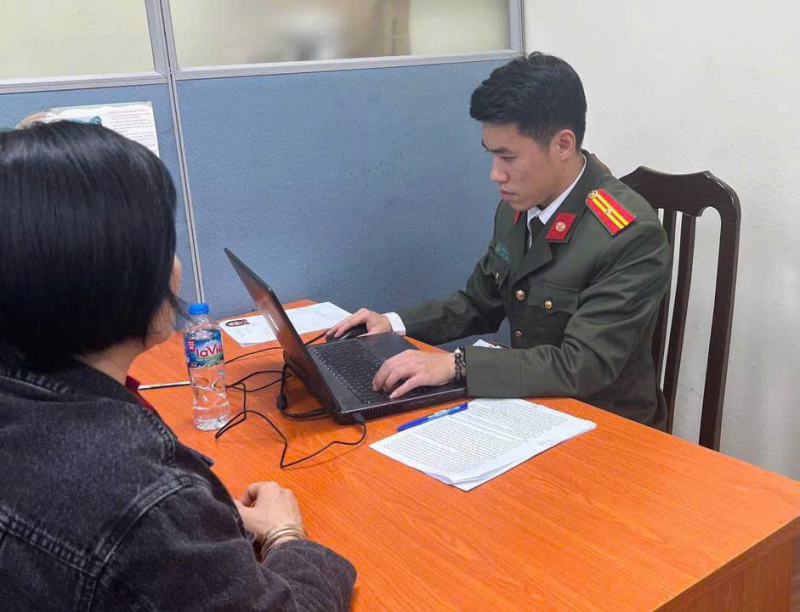 Livestream th&ocirc;ng tin sai sự thật tại điểm cấp đổi GPLX, người phụ nữ bị xử l&yacute;- Ảnh 1.