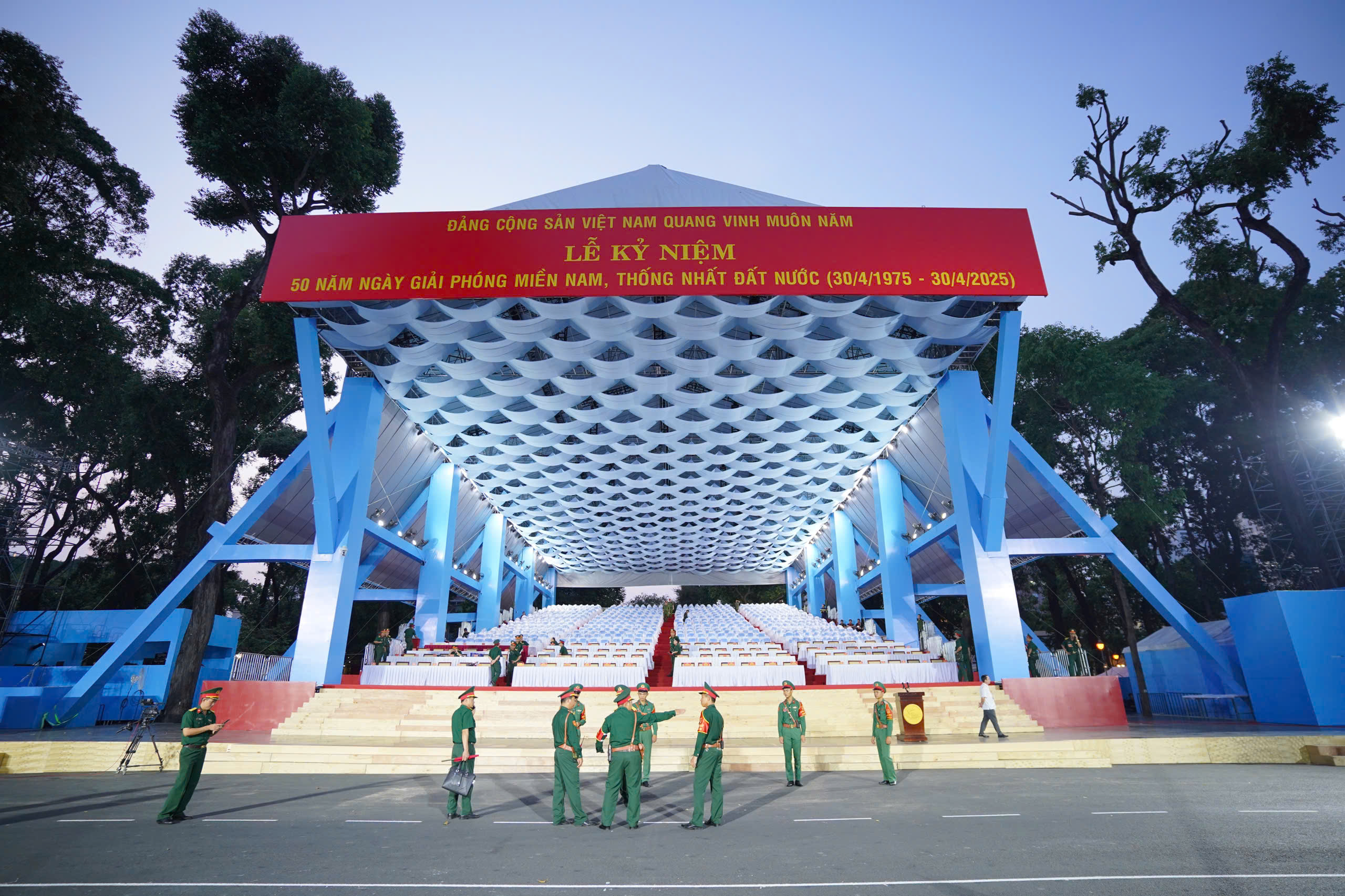 Ho&agrave;nh tr&aacute;ng tổng hợp luyện diễu binh, diễu h&agrave;nh lễ 30-4 tại TP HCM- Ảnh 6.
