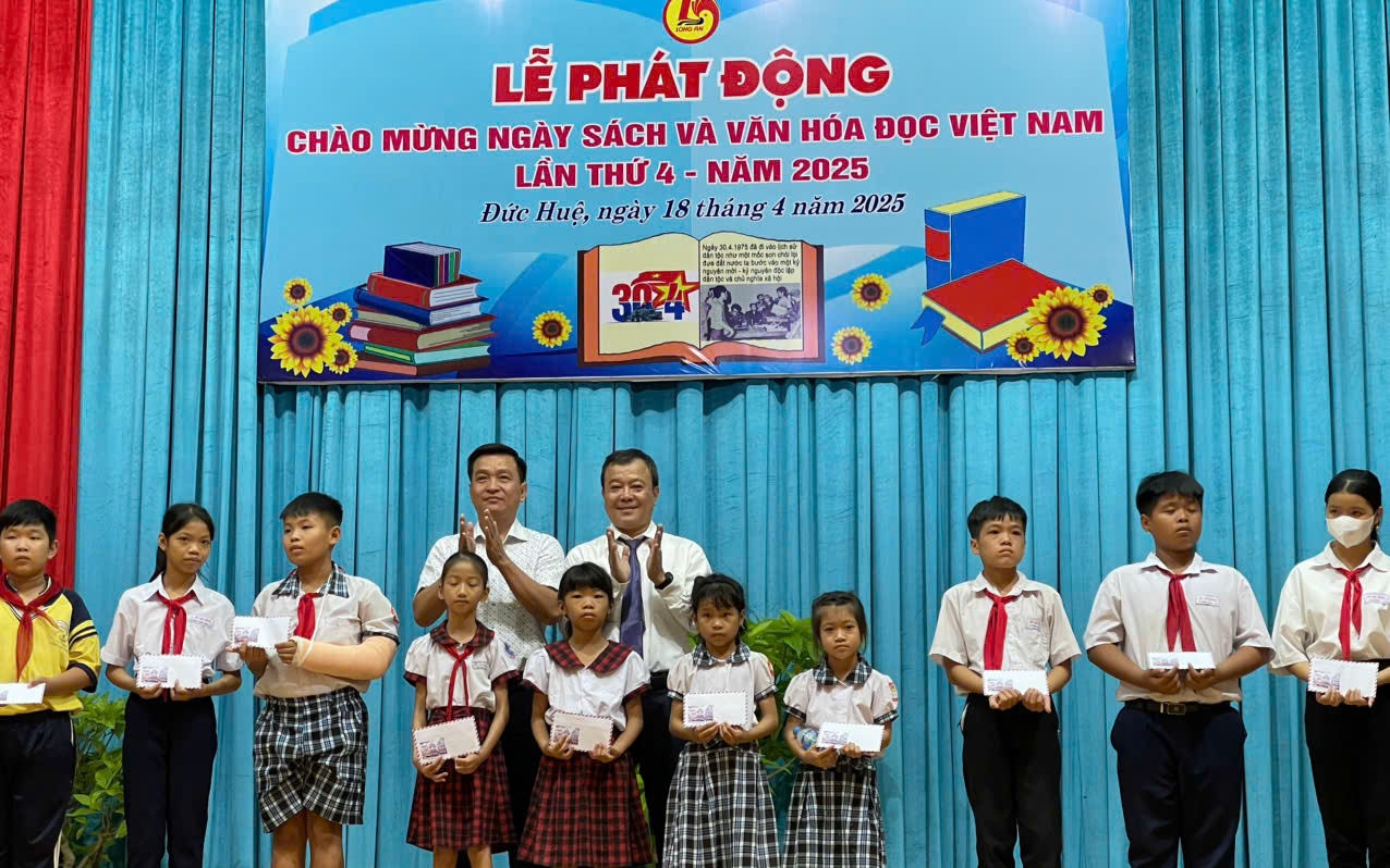 Báo Người Lao Động trao 150 suất hỗ trợ học tập tại 3 huyện ở Long An