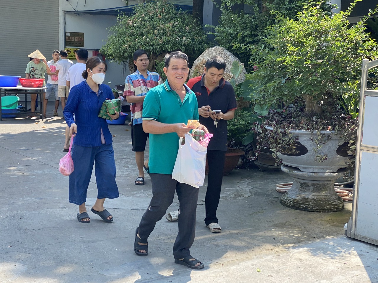Doanh nghiệp cho công nhân nghỉ lễ dài ngày, thưởng cao- Ảnh 4.