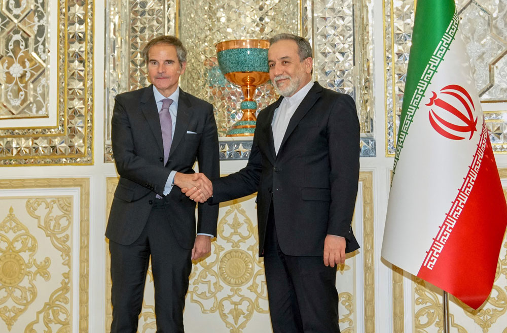 Bộ trưởng Ngoại giao Iran Abbas Araghchi (phải) tiếp Tổng Gi&aacute;m đốc IAEA Rafael Mariano Grossi tại Tehran h&ocirc;m 16-4. Ảnh: AP