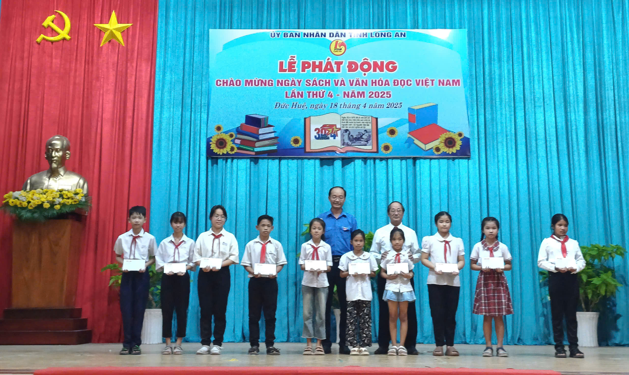 B&aacute;o Người Lao Động trao 150 suất hỗ trợ học tập tại 3 huyện ở Long An- Ảnh 7.