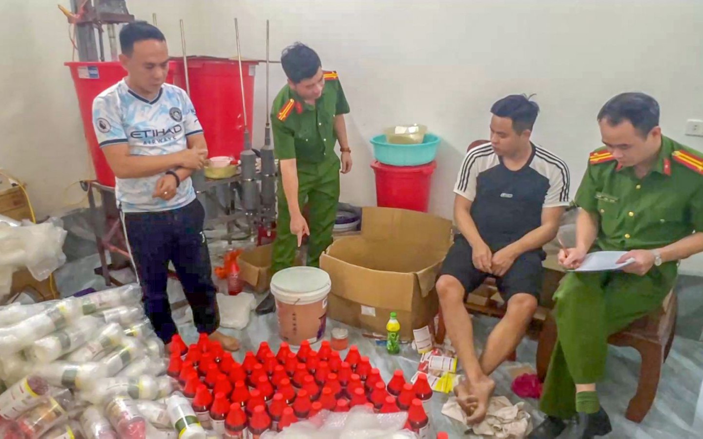 Bắt chủ cơ sở sản xuất bán hơn 10.000 đơn hàng thuốc bảo vệ thực vật, thuốc diệt chuột giả
