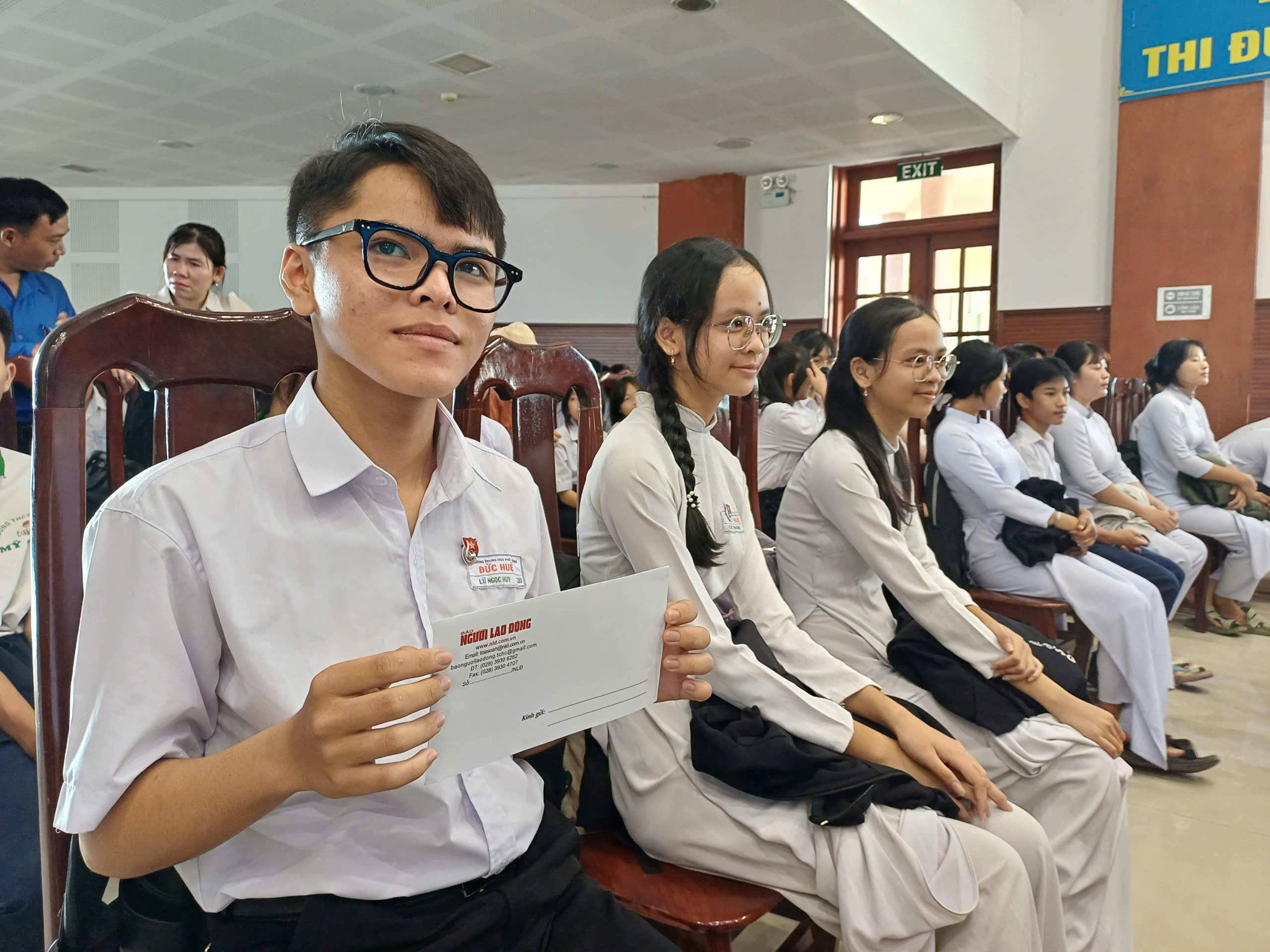 B&aacute;o Người Lao Động trao 150 suất hỗ trợ học tập tại 3 huyện ở Long An- Ảnh 10.