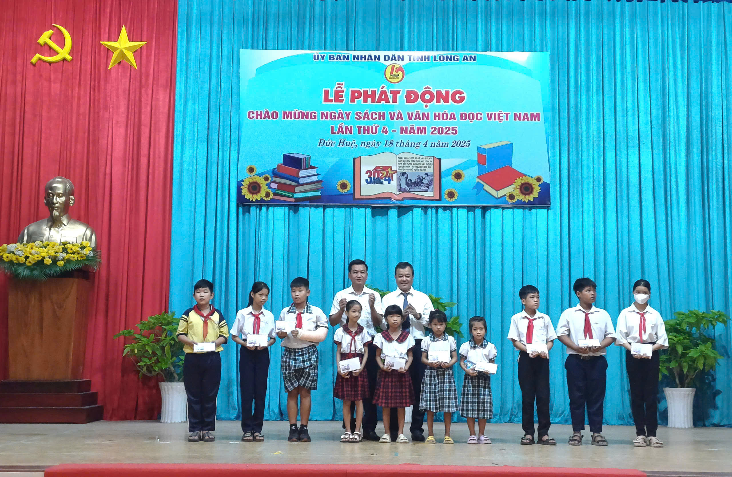 B&aacute;o Người Lao Động trao 150 suất hỗ trợ học tập tại 3 huyện ở Long An- Ảnh 8.