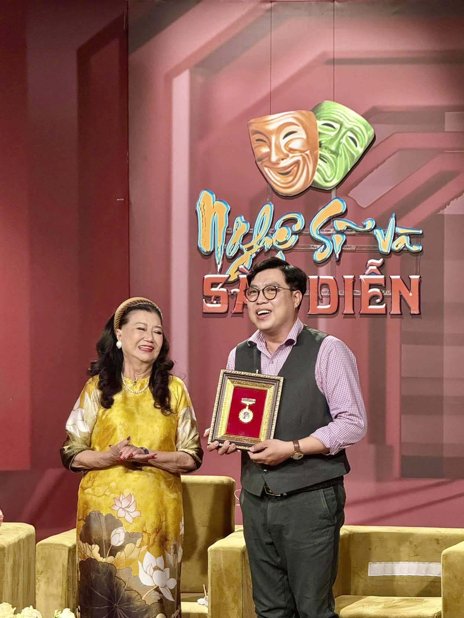 Kim Cương, Kim Xu&acirc;n, Hồng V&acirc;n mừng "Nghệ sĩ v&agrave; s&agrave;n diễn" tr&ograve;n 10 năm- Ảnh 4.