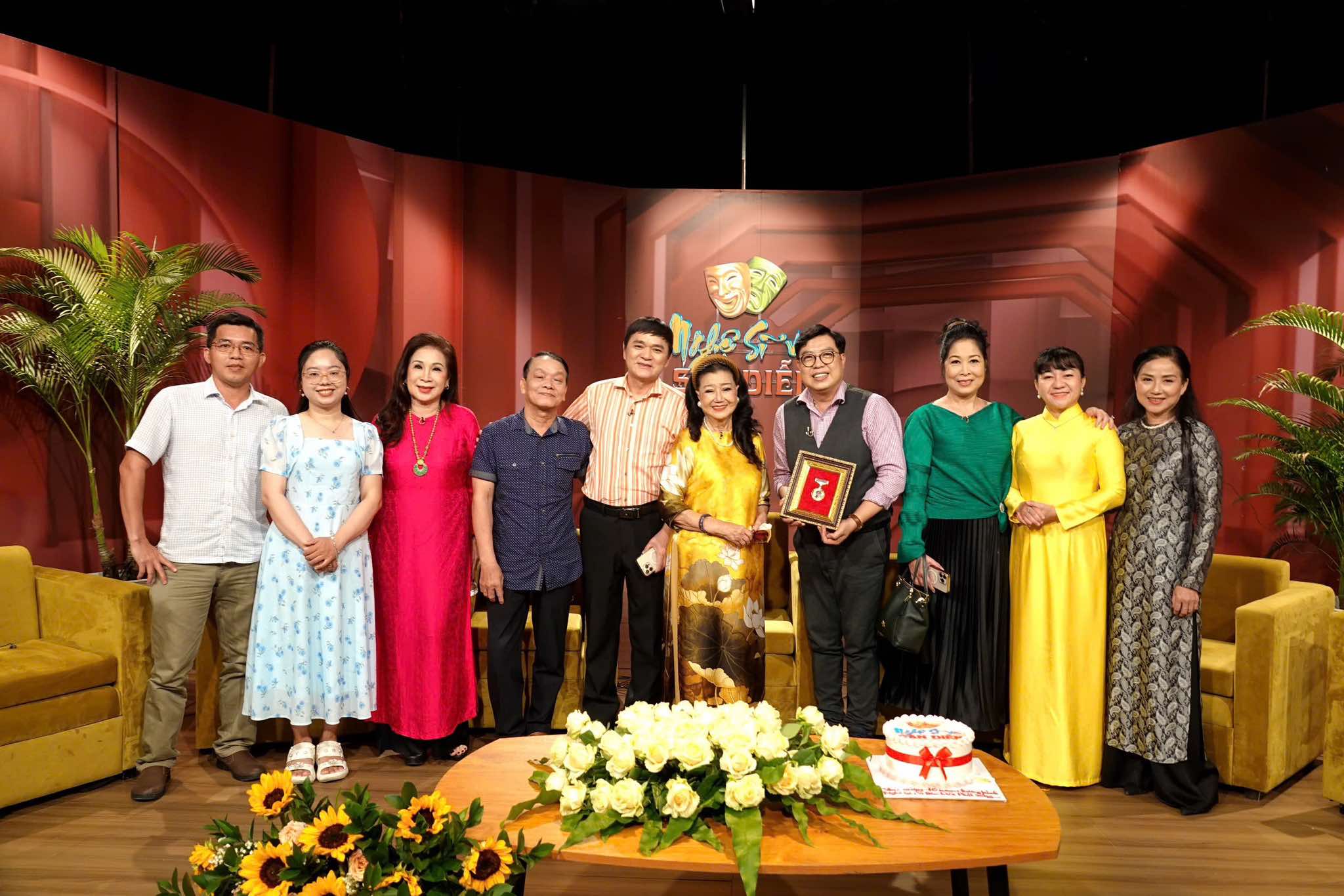 Kim Cương, Kim Xu&acirc;n, Hồng V&acirc;n mừng "Nghệ sĩ v&agrave; s&agrave;n diễn" tr&ograve;n 10 năm- Ảnh 6.