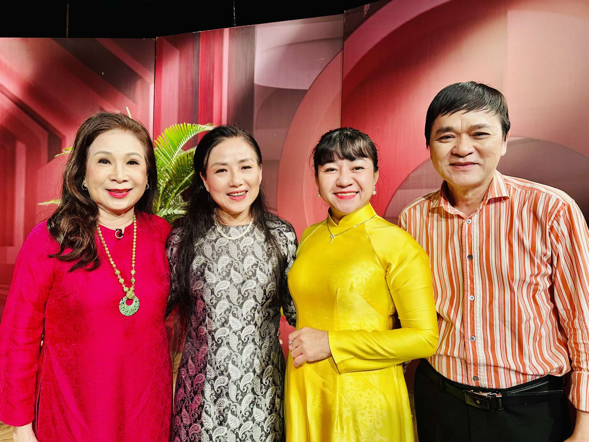 Kim Cương, Kim Xu&acirc;n, Hồng V&acirc;n mừng "Nghệ sĩ v&agrave; s&agrave;n diễn" tr&ograve;n 10 năm- Ảnh 5.