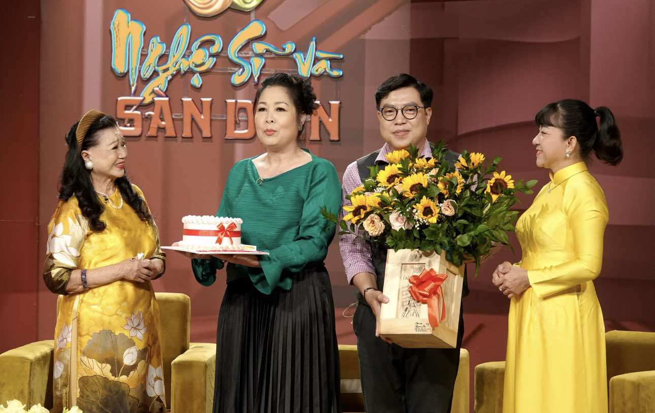 Kim Cương, Kim Xu&acirc;n, Hồng V&acirc;n mừng "Nghệ sĩ v&agrave; s&agrave;n diễn" tr&ograve;n 10 năm- Ảnh 1.