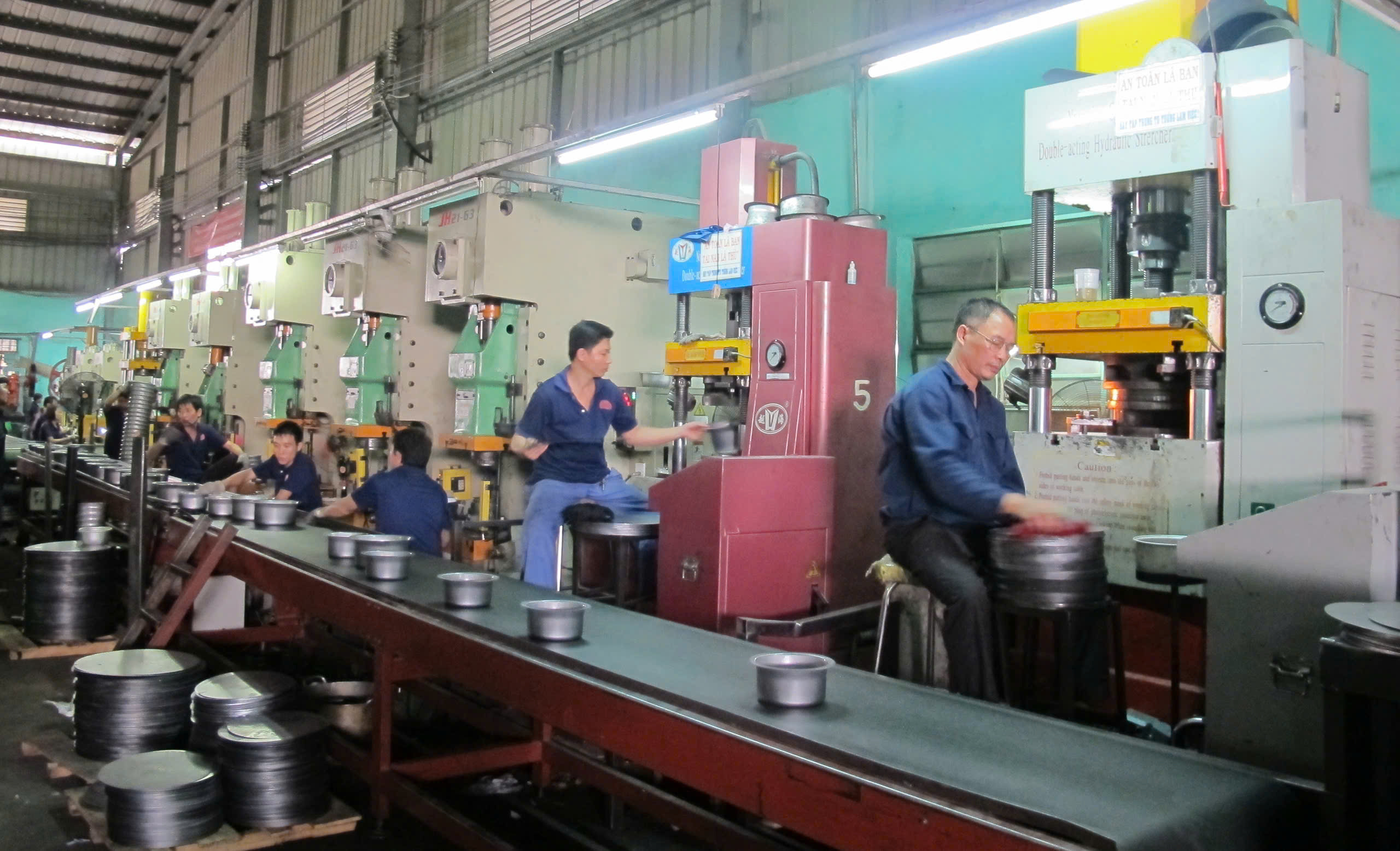 Doanh nghiệp cho công nhân nghỉ lễ dài ngày, thưởng cao- Ảnh 3.
