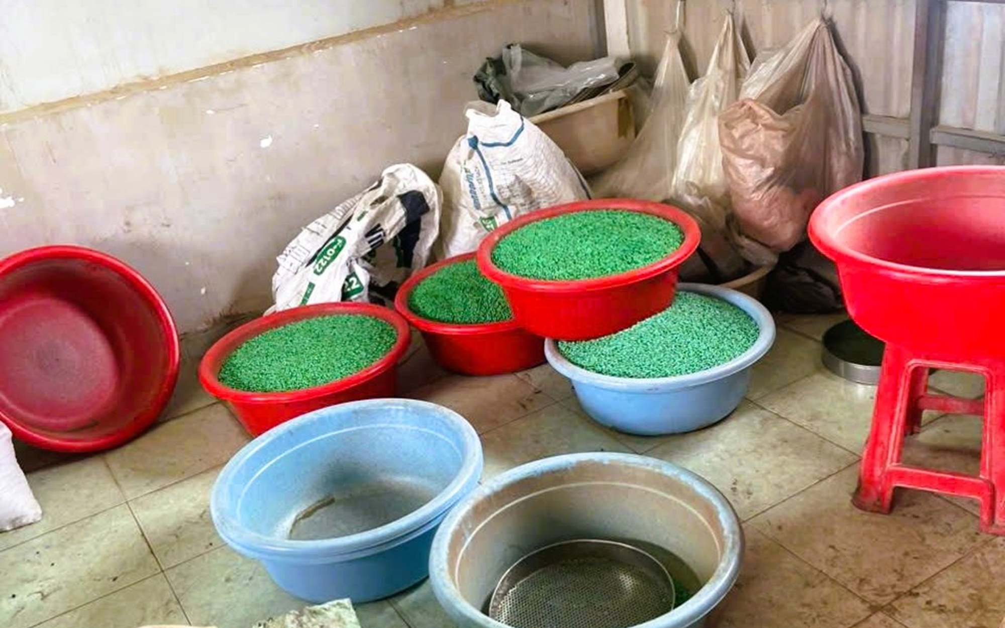 Vụ phá đường dây thuốc giả quy mô toàn quốc: Những hình ảnh ghê người