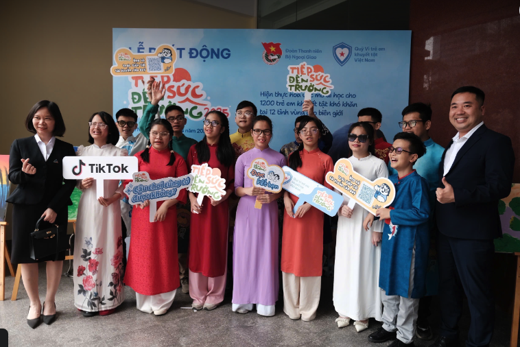 "Tiếp sức đến trường" 2025 trao 1.200 suất học bổng cho học sinh khuyết tật- Ảnh 2.