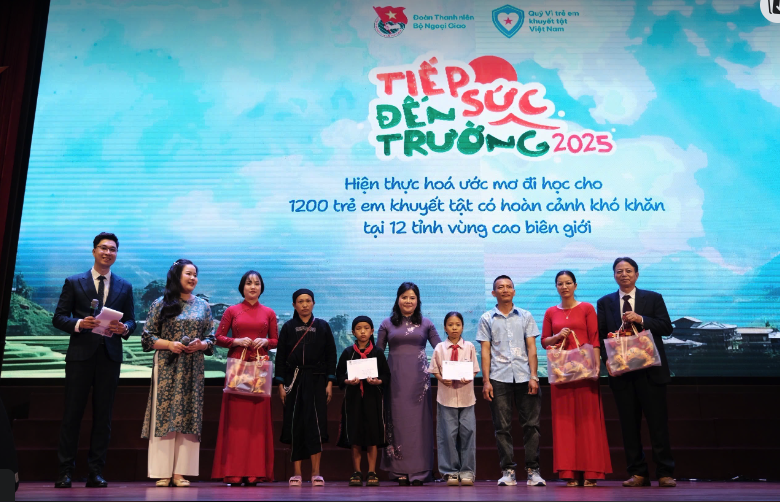 "Tiếp sức đến trường" 2025 trao 1.200 suất học bổng cho học sinh khuyết tật- Ảnh 1.