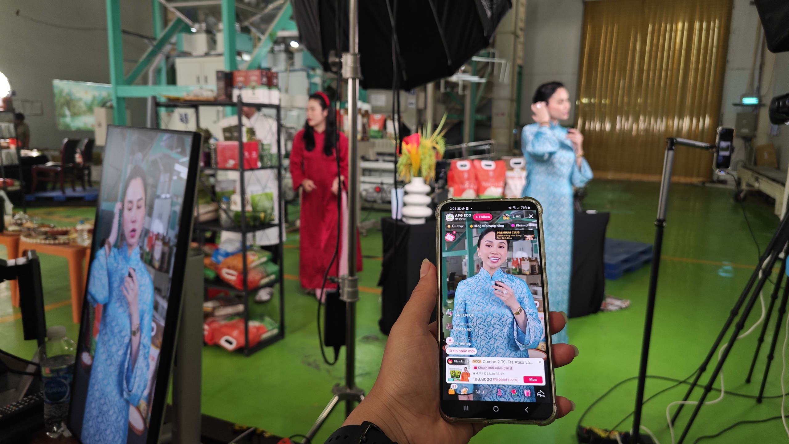 CEO Việt kiều livestream bán gạo tại nhà máy- Ảnh 1.