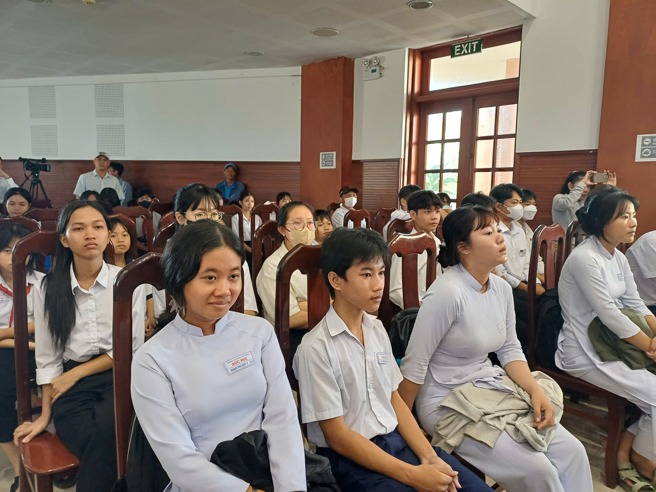 B&aacute;o Người Lao Động trao 150 suất hỗ trợ học tập tại 3 huyện ở Long An- Ảnh 5.