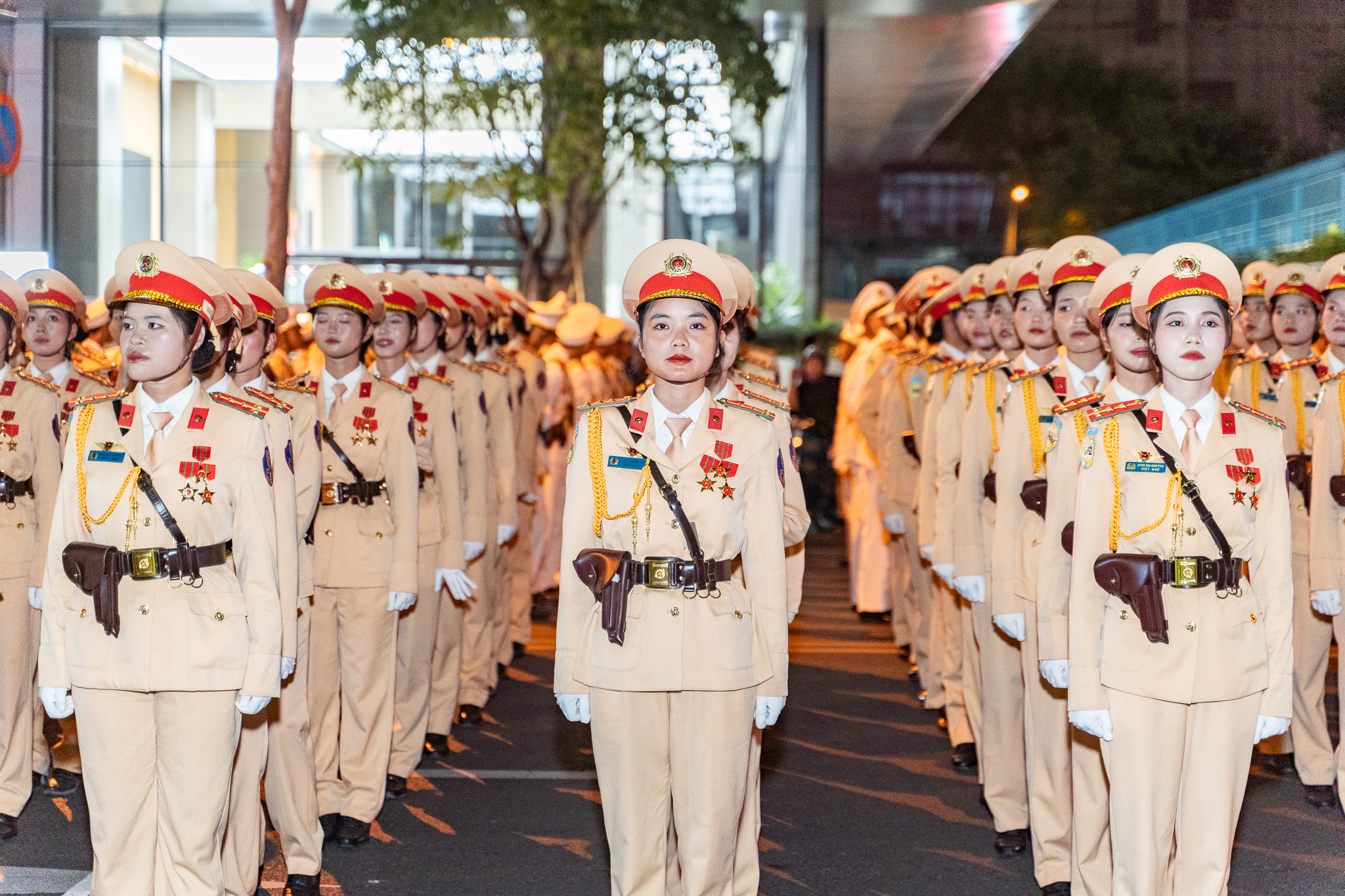 VIDEO: Người d&acirc;n phấn kh&iacute;ch xem tổng hợp luyện diễu binh, diễu h&agrave;nh lễ 30-4- Ảnh 1.