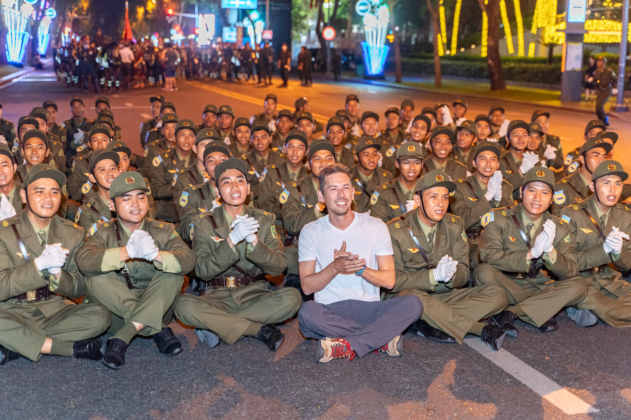 VIDEO: Người d&acirc;n phấn kh&iacute;ch xem tổng hợp luyện diễu binh, diễu h&agrave;nh lễ 30-4- Ảnh 19.