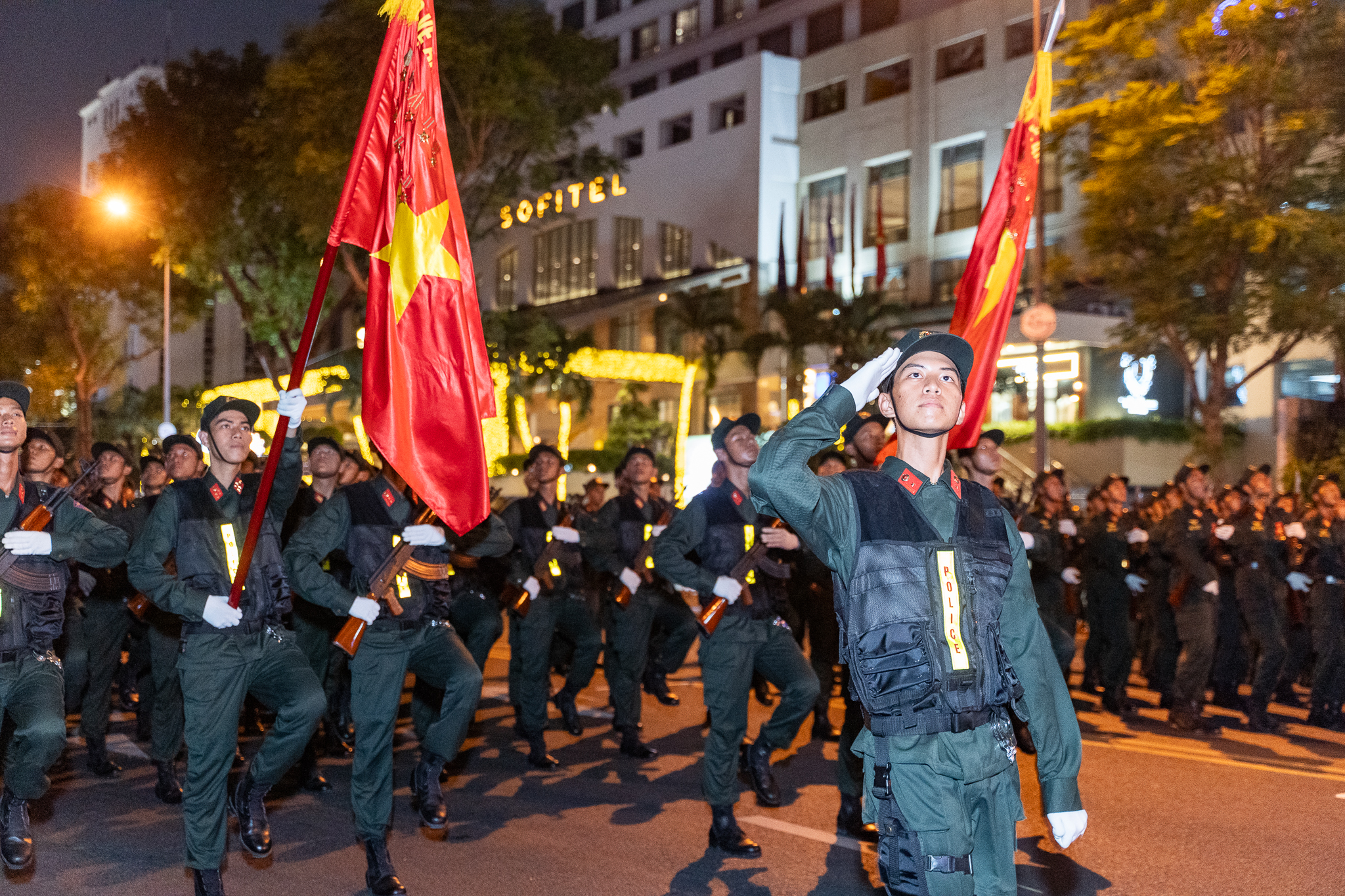 VIDEO: Người d&acirc;n phấn kh&iacute;ch xem tổng hợp luyện diễu binh, diễu h&agrave;nh lễ 30-4- Ảnh 2.