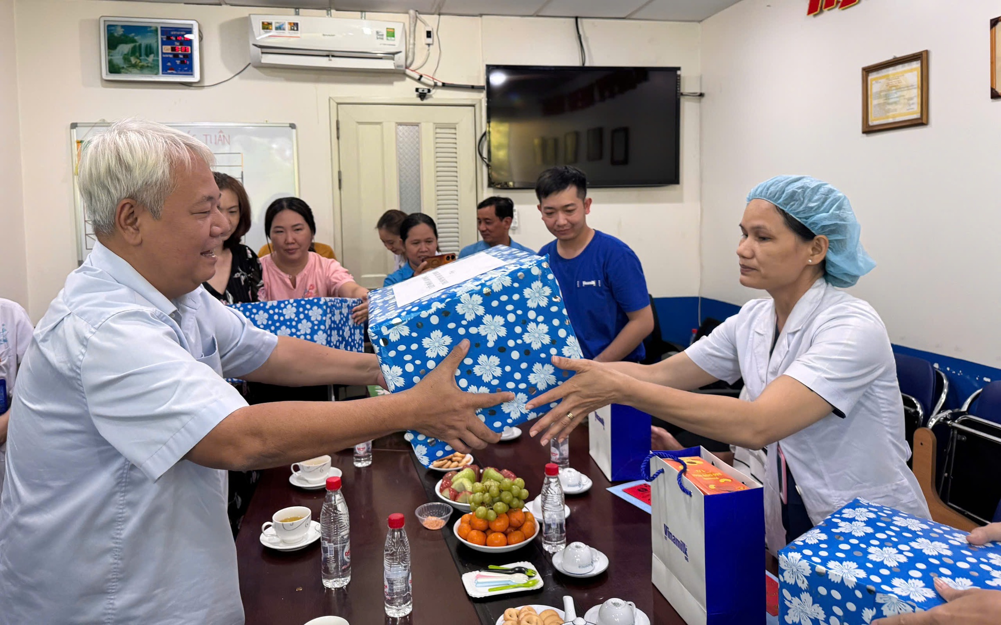 Ấm áp Tháng Công nhân
