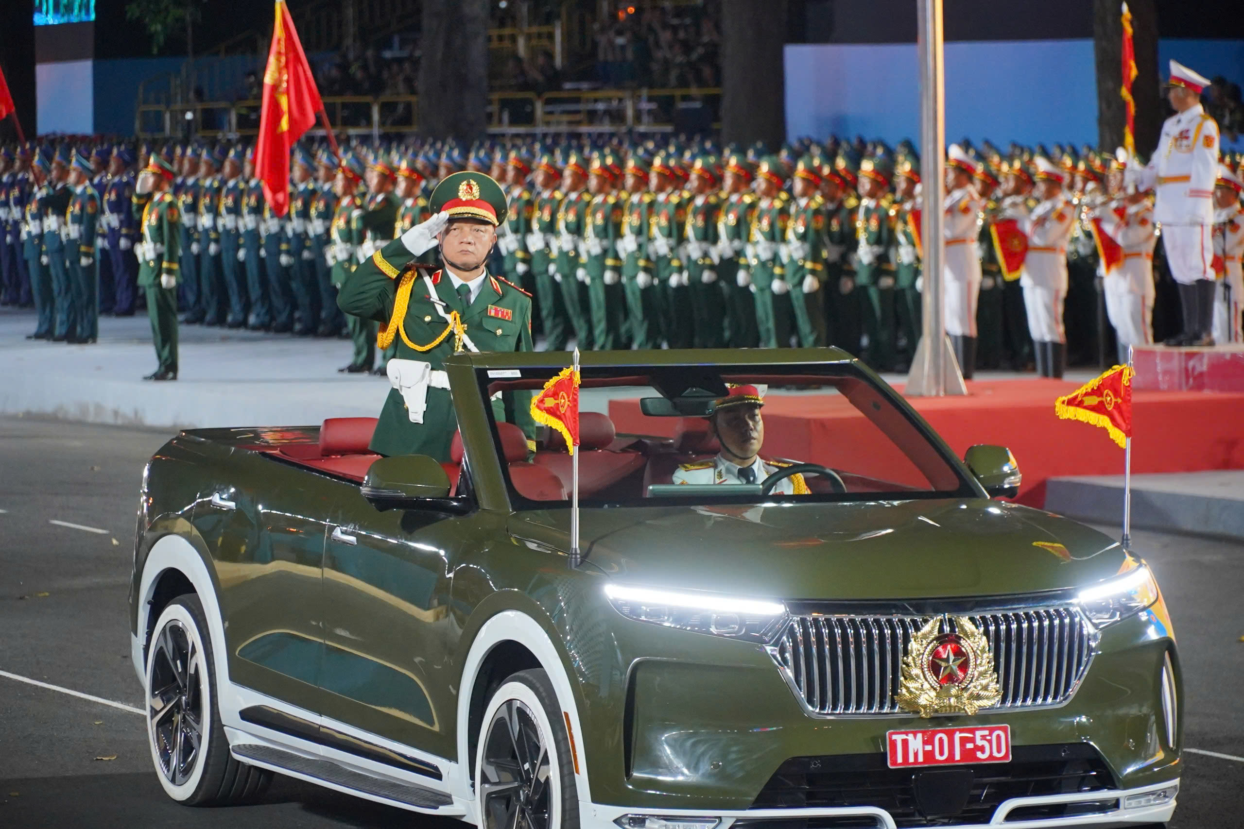 Khối Qu&acirc;n kỳ do Trung tướng Nguyễn Quang Ngọc, Ph&oacute; Tổng Tham mưu trưởng Qu&acirc;n đội nh&acirc;n d&acirc;n Việt Nam chỉ huy, dẫn đầu cho c&aacute;c khối đại diện cho Qu&acirc;n đội nh&acirc;n d&acirc;n Việt Nam v&agrave; D&acirc;n qu&acirc;n tự vệ
