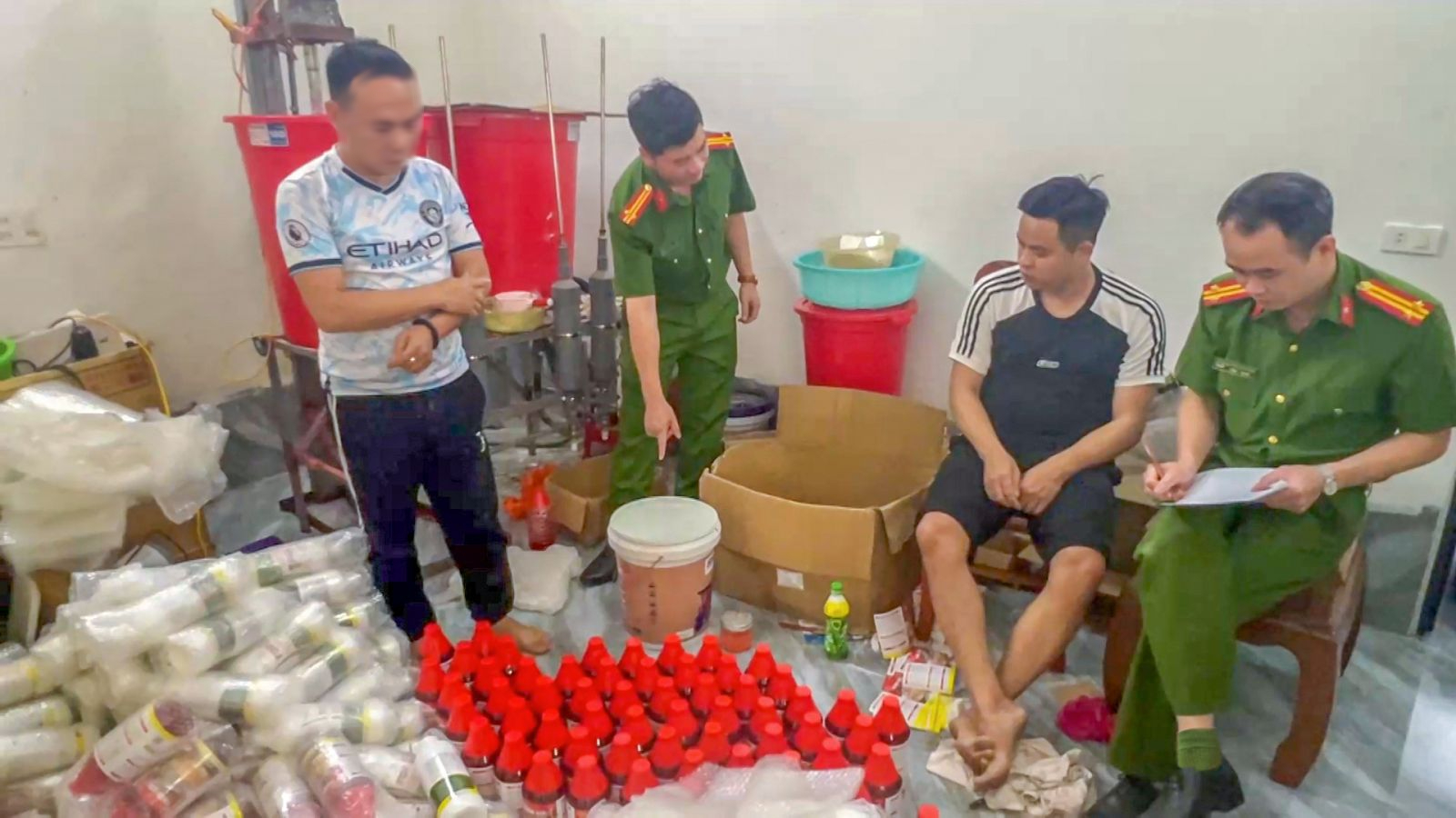 Bắt chủ cơ sở sản xuất b&aacute;n hơn 10.000 đơn h&agrave;ng thuốc bảo vệ thực vật, thuốc diệt chuột giả- Ảnh 2.