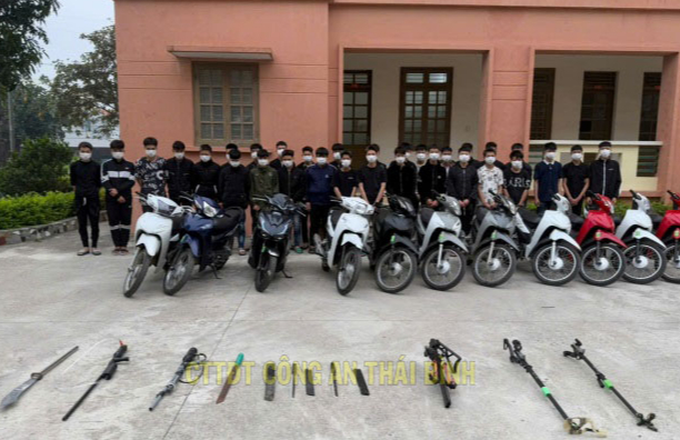 33 "yêng hùng" mang dao, kiếm, ná cao su đi tìm đối thủ để "giáp lá cà"- Ảnh 1.