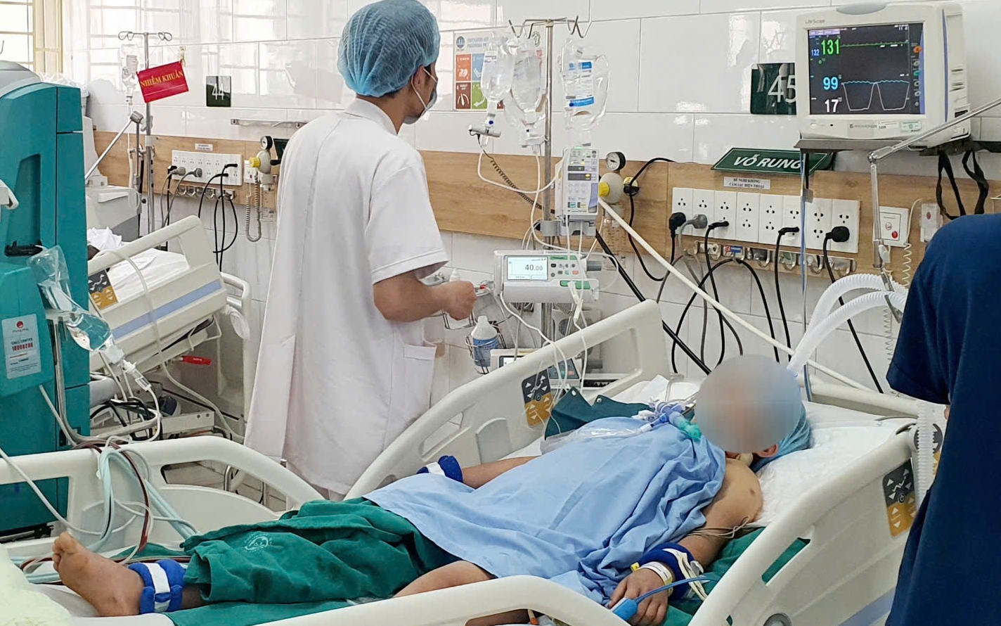 Vợ chồng trẻ hôn mê sau bữa cơm có nấm trắng