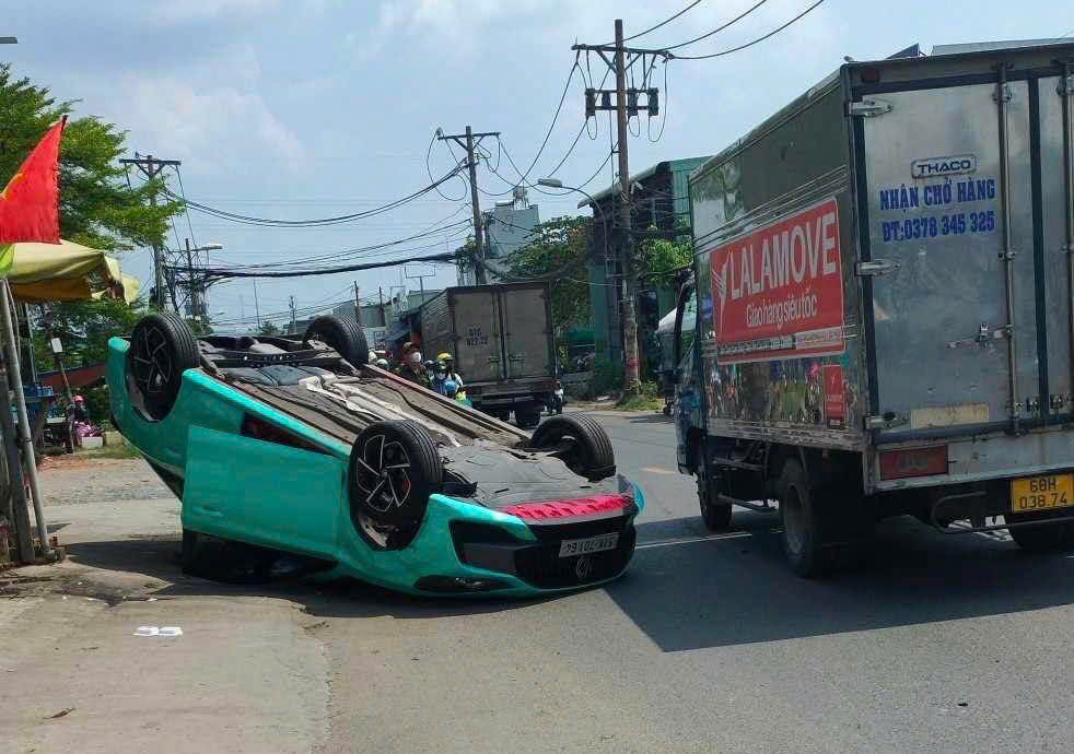 &Ocirc; t&ocirc; 5 chỗ do nữ t&agrave;i xế l&aacute;i "phơi bụng" sau tai nạn ở TP Thủ Đức- Ảnh 1.