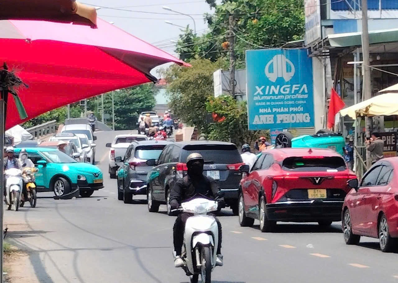 &Ocirc; t&ocirc; 5 chỗ do nữ t&agrave;i xế l&aacute;i "phơi bụng" sau tai nạn ở TP Thủ Đức- Ảnh 2.