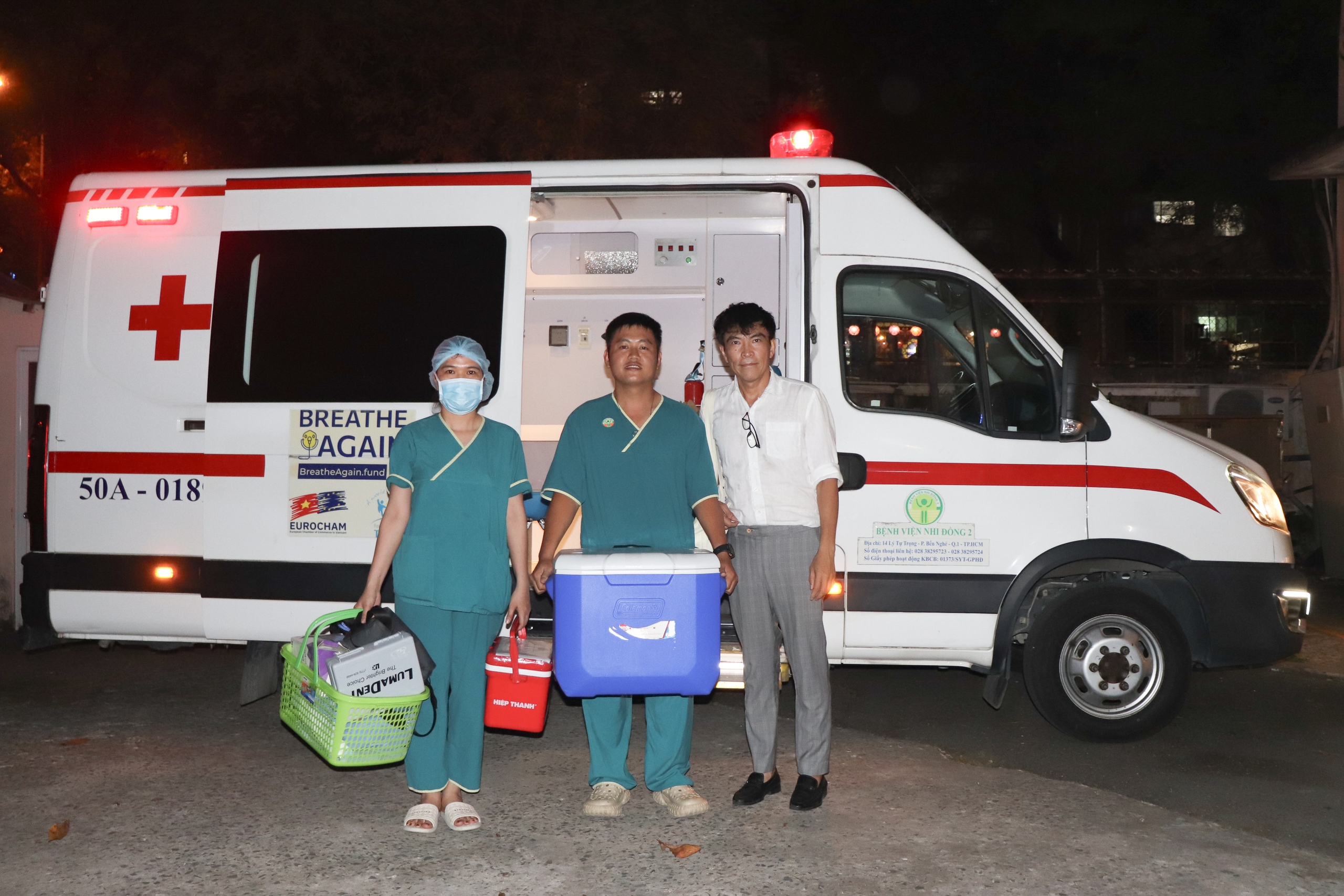 Cha mẹ chở con đi gần 300 km bằng xe máy đến TP HCM ghép gan- Ảnh 1.