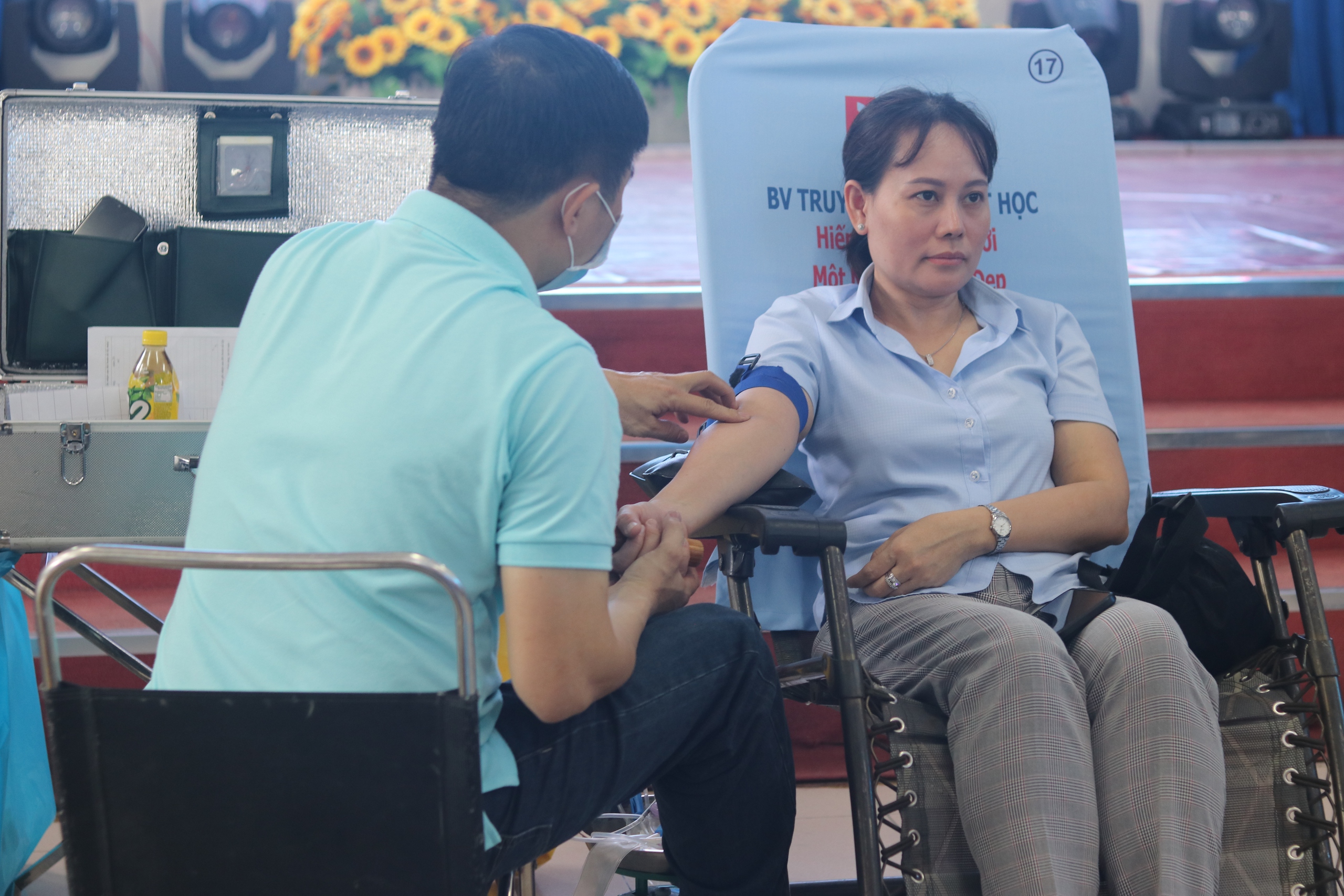Hơn 150 CNVC-LĐ tham gia hiến m&aacute;u t&igrave;nh nguyện ch&agrave;o mừng Th&aacute;ng C&ocirc;ng nh&acirc;n- Ảnh 2.